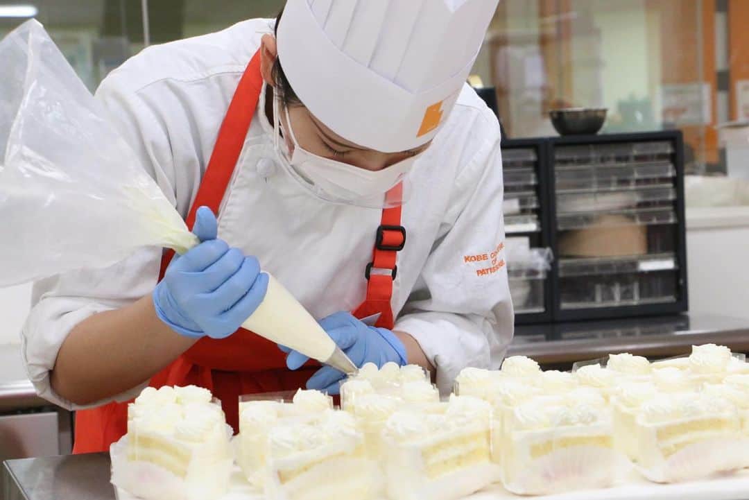 神戸製菓専門学校（公式）さんのインスタグラム写真 - (神戸製菓専門学校（公式）Instagram)「🍰製菓本科1年生🍰 大量製造の実習！✨😃 #ショートケーキ #ロールケーキ #プリン #ムース #タルト #焼き菓子 現場を想定して、みんなで協力しながらこれだけのお菓子を作りました✨☺️  神戸製菓専門学校では #1人1台実習 で基礎力を、 そして　#大量製造実習 で応用力を身につけていきます💪  #計量から仕上げまで 全ての工程を身につけているから、どこを任されても責任を持ってやり遂げることができます😃  実習中心だから、初心者でも大丈夫💪洋菓子とパンに特化した神戸製菓専門学校でプロを目指しましょう❗️  #神戸製菓　#神戸製菓専門学校　#製菓本科　#大量製造　#洋菓子　#パティシエ　#実習中心　#製菓　#専門学校　#製菓専門学校　#パティシエのたまご　#パティシエカメラ部　#お菓子作り　#お菓子作り好きな人と繋がりたい　#神戸　#三宮　#三ノ宮　#pattistagram2021」1月14日 16時42分 - kobeseika_info