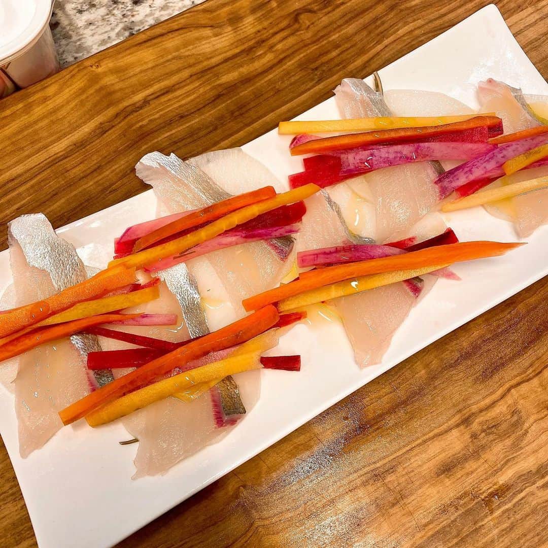 工藤静香さんのインスタグラム写真 - (工藤静香Instagram)「昆布漬けの薄切り大根に、しまあじ、細く切ったピクルスに、オリーブオイルとポン酢でいただきます。タイでもブリでも美味しいです。サラダ感覚😊  これからクエのアラを煮て出汁を取り骨取り作業😊😊😊😊」1月14日 16時42分 - kudo_shizuka