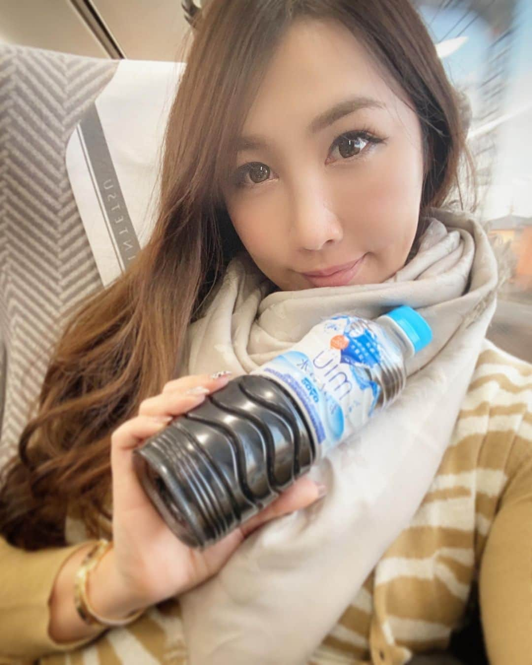 yurieさんのインスタグラム写真 - (yurieInstagram)「みてみて❣️お水が真っ黒😳🖤  只今ダイエット中なので、お水やハイボールに　@makkuronomoto を混ぜて飲んでいます☺️🖤  炭の力で内側から綺麗に💕  ①油を吸着 ②炭水化物を分解 ③300億個の善玉菌  そして体に嬉しい酵素なども入ってるんだってー☺️✨  見た目真っ黒だけど、無味無臭でまーったく気にならない✌️  一包装で持ち運びに便利だから取り入れやすくておきにいり🖤🖤🖤  #株式会社bjc#美活#美トックス#まっくろの素#チャコールダイエット#チャコールクレンズ#晩酌グラム#ヘルシー#カロリー制限#炭の力#PR」1月14日 16時43分 - yurie808golf