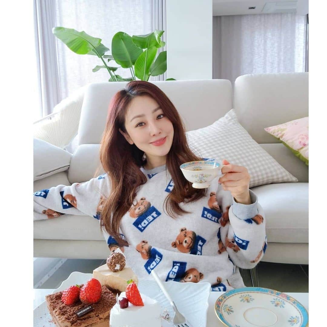 オ・ナラさんのインスタグラム写真 - (オ・ナラInstagram)「#재미있게일한날😉 이여서 #새해첫스케줄 이여서 그런날 #케이크🍰 좀 먹어도 #되잖아요😝 #케익사러가는 #비장한눈빛😠   #곰돌이가 쳐다보고있는 줄 몰랐네🐻 #예쁜찻잔☕️ #내돈내산💸」1月14日 16時48分 - sabita_5