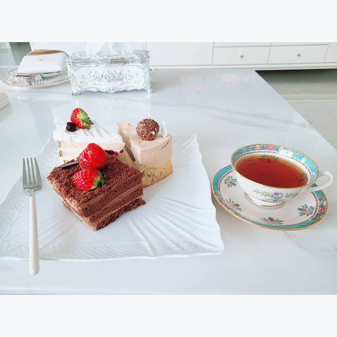 オ・ナラさんのインスタグラム写真 - (オ・ナラInstagram)「#재미있게일한날😉 이여서 #새해첫스케줄 이여서 그런날 #케이크🍰 좀 먹어도 #되잖아요😝 #케익사러가는 #비장한눈빛😠   #곰돌이가 쳐다보고있는 줄 몰랐네🐻 #예쁜찻잔☕️ #내돈내산💸」1月14日 16時48分 - sabita_5