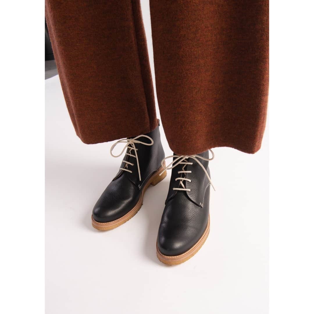 テーリポルキのインスタグラム：「Baby, it's cold outside 🥶But don't worry, we help you to prepare for the cold weather. The merino wool lining in these classic Ola boots will definitely keep you warm! ⠀⠀⠀⠀⠀⠀⠀⠀⠀ ⠀⠀⠀⠀⠀⠀⠀⠀⠀ #TERHIPÖLKKI #terhipölkkistore #finnishdesign #sustainable #designfromfinland #finnishfashion #footwear #shoes #boots」