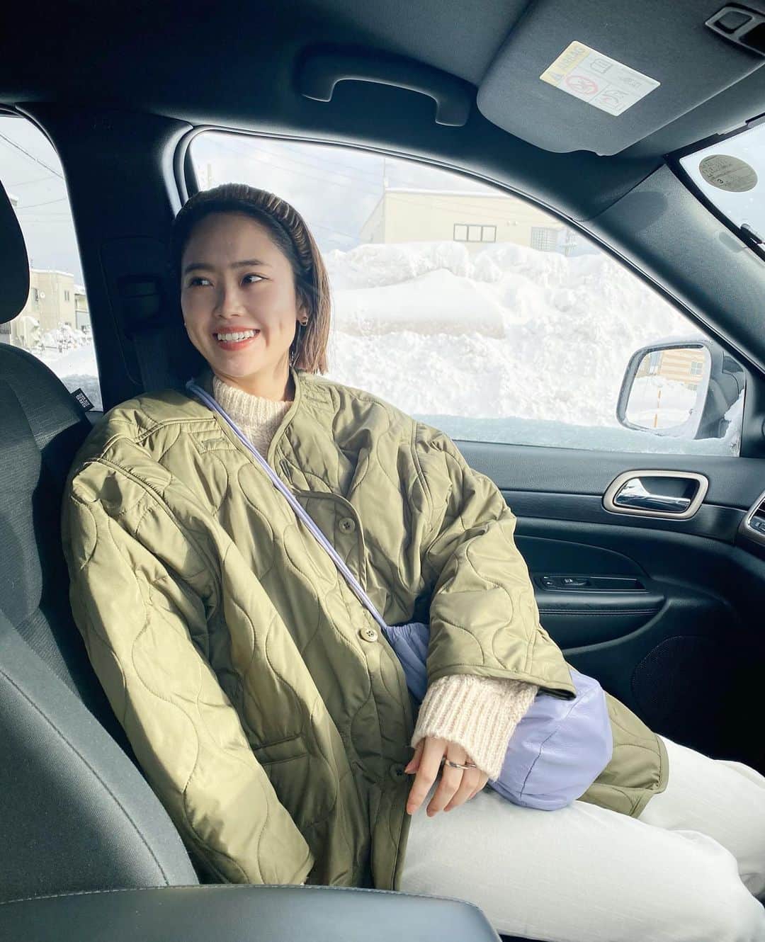 井村亜里香のインスタグラム：「ペーパードライバーなので 今年の目標は一人で 運転できるようになる事🚗🔥 雪道は恐怖すぎるので雪が溶けたら 練習始めよう⛄️✨笑 ・ #drive#jeep#mycar#aomori#fashion #運転#ペーパードライバー#ジープ #車#社内#ジープのある生活#雪国コーデ」