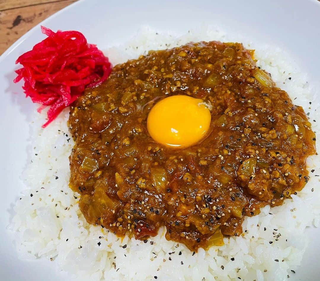 石井元気さんのインスタグラム写真 - (石井元気Instagram)「カレー。ここのカレー好き🍛  黄身をのせてみました。  ぽい！！  家でお店気分ヾ(°皿°)ﾉ"  さてさて 2021/01/14 HAKUNA 21:00から  どうぶつの森やってみる！！！！  #マセキ芸能社 #あきげん #石井元気 #HAKUNA #どうぶつの森 #Switch」1月14日 17時04分 - genkiishii1226