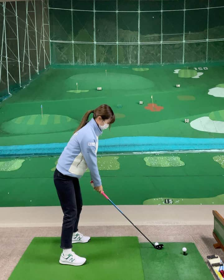 金澤志奈のインスタグラム：「⛳️UT4  めちゃくちゃお気に入りの ダウン🤍 着たまま振れちゃう😚😚  #zoy」