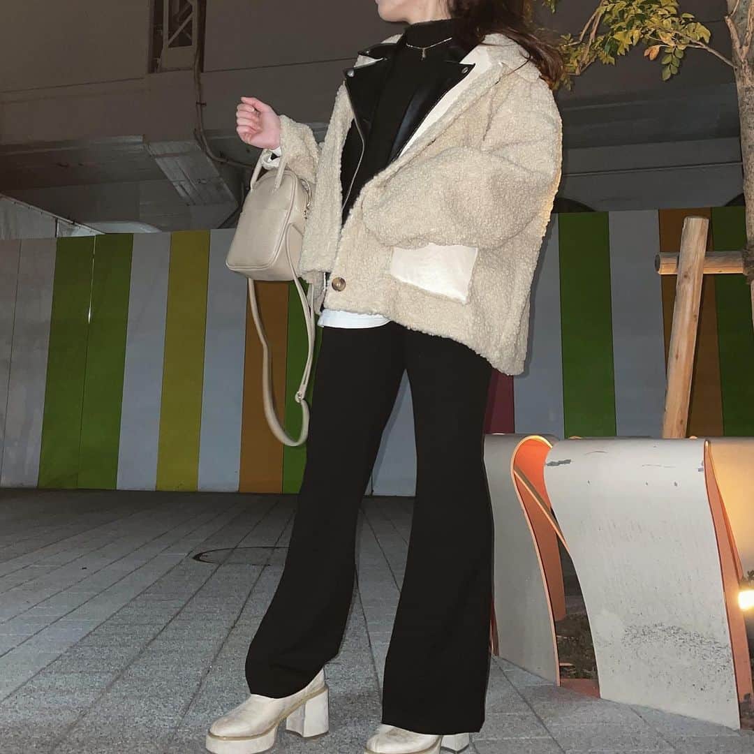 Airiのインスタグラム：「. エステの仕事終わりまして、次は ベビーシッターいってまいる！ 2月からはまた保育士に戻る！ 一年空いただけだけども、なんだかソワソワ😗  とりあえず自分の出来ることを全力で！ . .  #osaka#fashion#smile#make#大阪#関西#AAA#いいね#美容#前髪#イヤリングカラー#ポニーテール#セクラバ#私服#アウター」