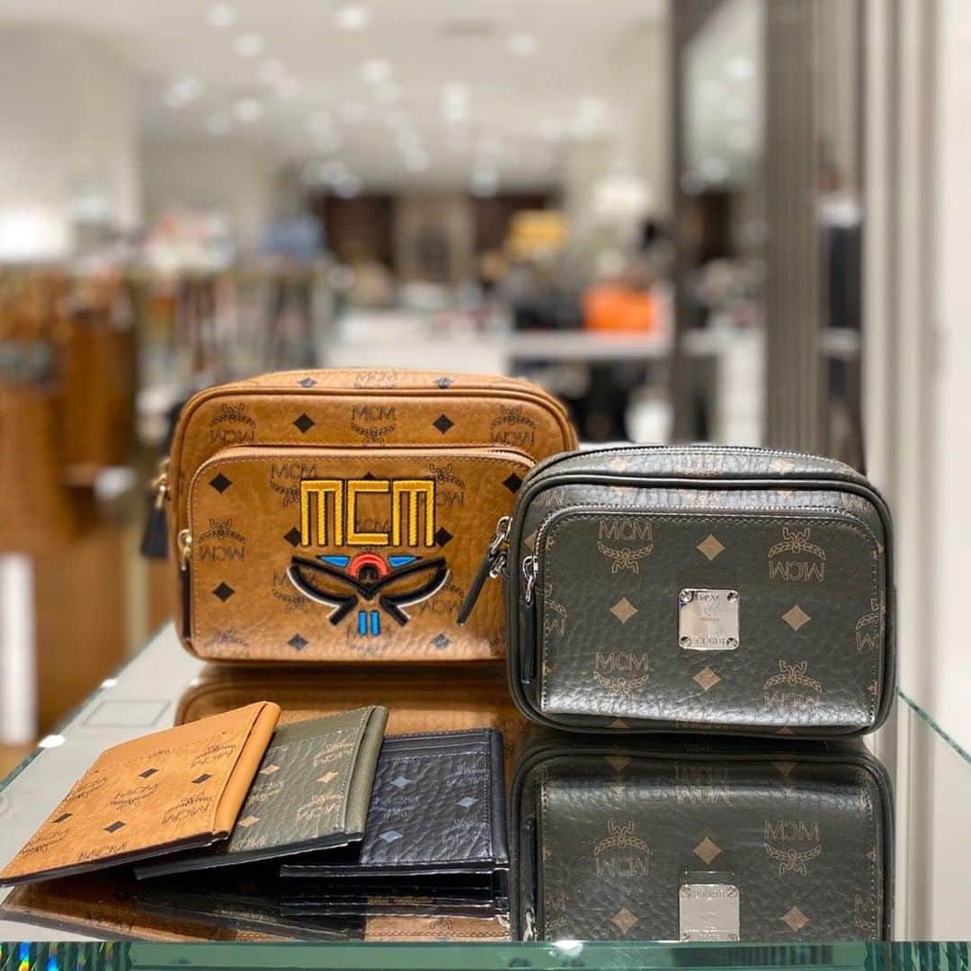 ISETAN PARK netさんのインスタグラム写真 - (ISETAN PARK netInstagram)「2021年春夏コレクションを先行販売👜  ブランド創設45周年を迎えた〈MCM / エムシーエム〉が期間限定プロモーションを開催中です。 “フォームが機能性に従い、カルチャーに沿った創造性で物づくりをする”というブランドが誇るヘリテージが落としこまれた2021年春夏コレクションや定番アイテムをご紹介しています。  またクラシックなローレルモチーフを翼に見立てた、今シーズンのロゴが特徴的なGEO LAUREL VISETOS(ジオローレル ヴィセトス)シリーズの先行販売も。  会期中、33,000円(税込)以上お買いあげのお客さまに、アーティストの松田ゆう姫さんデザインによるオリジナルフラワーイラストレーションのタトゥーステッカーのプレゼントも。 ぜひチェックしてくださいね❤️  〈MCM / エムシーエム〉 POP UP ■開催中～1月26日(火) ■本館1階 ハンドバッグ/プロモーション  本イベントの詳しい情報は @isetan_shinjuku のストーリー「POP UP」、またはこちら▼ https://www.isetan.mistore.jp/shinjuku/shops/women_fashiongoods/bags/shopnews_list/shopnews081.html  @mcmjapan @mcmworldwide @isetan_shinjuku_handbag #MCMJapan #mcmworldwide #mcm #mcmbag #isetan #isetanshinjuku #isetanshinjuku #bag #handbag﻿ #エムシーエム #エムシーエムバッグ #伊勢丹ハンドバッグ #伊勢丹新宿店先行 #新宿 #イセタン #新宿伊勢丹 #伊勢丹 #伊勢丹新宿 #伊勢丹新宿店」1月14日 17時00分 - isetan_shinjuku