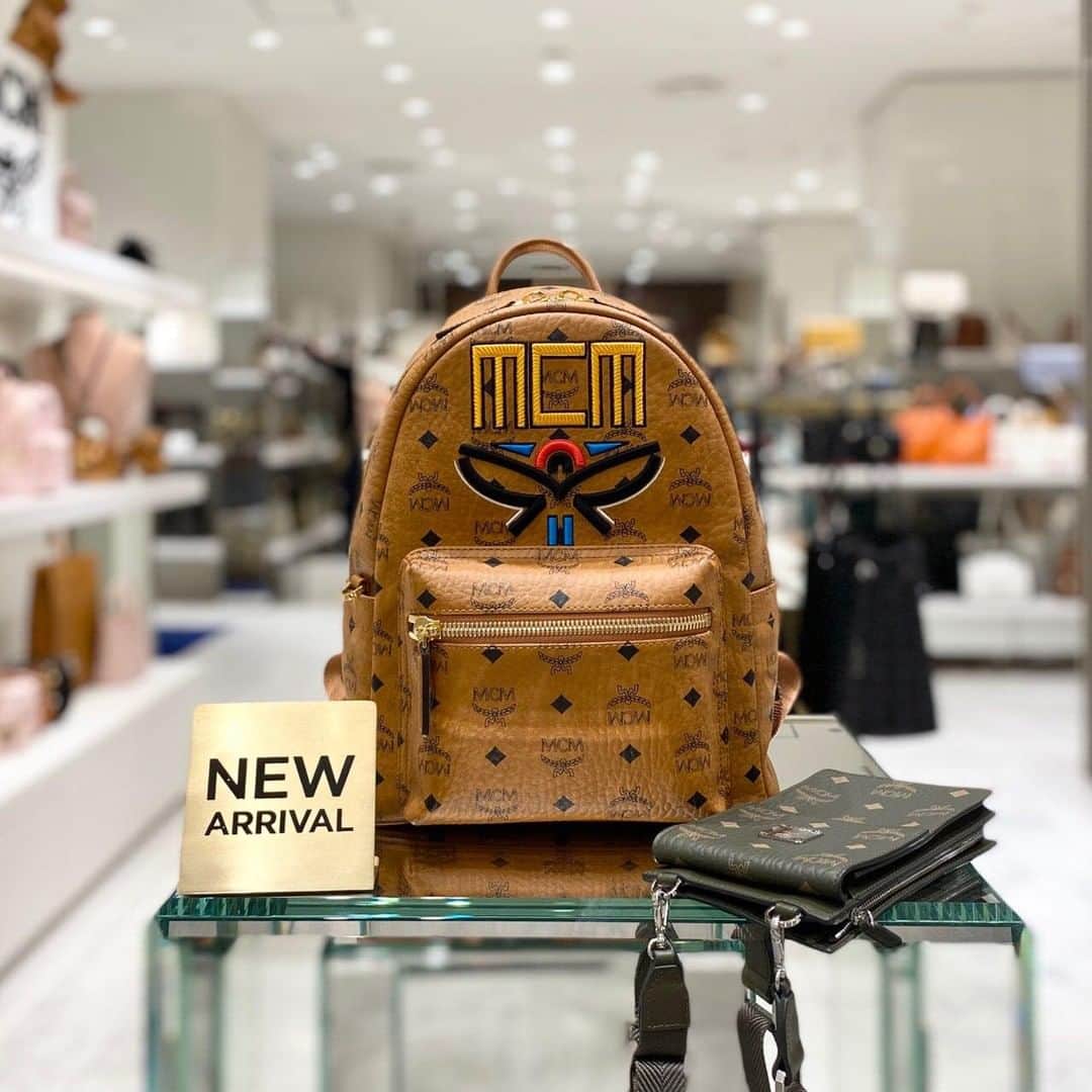 ISETAN PARK netさんのインスタグラム写真 - (ISETAN PARK netInstagram)「2021年春夏コレクションを先行販売👜  ブランド創設45周年を迎えた〈MCM / エムシーエム〉が期間限定プロモーションを開催中です。 “フォームが機能性に従い、カルチャーに沿った創造性で物づくりをする”というブランドが誇るヘリテージが落としこまれた2021年春夏コレクションや定番アイテムをご紹介しています。  またクラシックなローレルモチーフを翼に見立てた、今シーズンのロゴが特徴的なGEO LAUREL VISETOS(ジオローレル ヴィセトス)シリーズの先行販売も。  会期中、33,000円(税込)以上お買いあげのお客さまに、アーティストの松田ゆう姫さんデザインによるオリジナルフラワーイラストレーションのタトゥーステッカーのプレゼントも。 ぜひチェックしてくださいね❤️  〈MCM / エムシーエム〉 POP UP ■開催中～1月26日(火) ■本館1階 ハンドバッグ/プロモーション  本イベントの詳しい情報は @isetan_shinjuku のストーリー「POP UP」、またはこちら▼ https://www.isetan.mistore.jp/shinjuku/shops/women_fashiongoods/bags/shopnews_list/shopnews081.html  @mcmjapan @mcmworldwide @isetan_shinjuku_handbag #MCMJapan #mcmworldwide #mcm #mcmbag #isetan #isetanshinjuku #isetanshinjuku #bag #handbag﻿ #エムシーエム #エムシーエムバッグ #伊勢丹ハンドバッグ #伊勢丹新宿店先行 #新宿 #イセタン #新宿伊勢丹 #伊勢丹 #伊勢丹新宿 #伊勢丹新宿店」1月14日 17時00分 - isetan_shinjuku