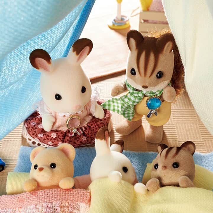 シルバニアファミリー【公式】 さんのインスタグラム写真 - (シルバニアファミリー【公式】 Instagram)「・ 今日はお部屋の中にテントを張って、おうちキャンプ！  毎日のお昼寝も、テントの中だといつもと違ってドキドキしますよね。 いつもはイヤイヤとぐずる赤ちゃんたちも、今日は素直にお布団に入りました。  「みんなで、おとまりみたいだね」 「ぼく、ひとりでもねむれるよ！」  そんなことをお話ししているうちに、うとうとしてきたみたいですよ。  #シルバニアファミリー #シルバニア #sylvanianfamilies #calicocritters #sylvanian #ドールハウス #dollhouse #ミニチュア #miniature #おうち遊び #おうち時間 #キャンプ #グランピング #おうちテント #stayhome #ステイホーム」1月14日 17時00分 - sylvanianfamilies_jp