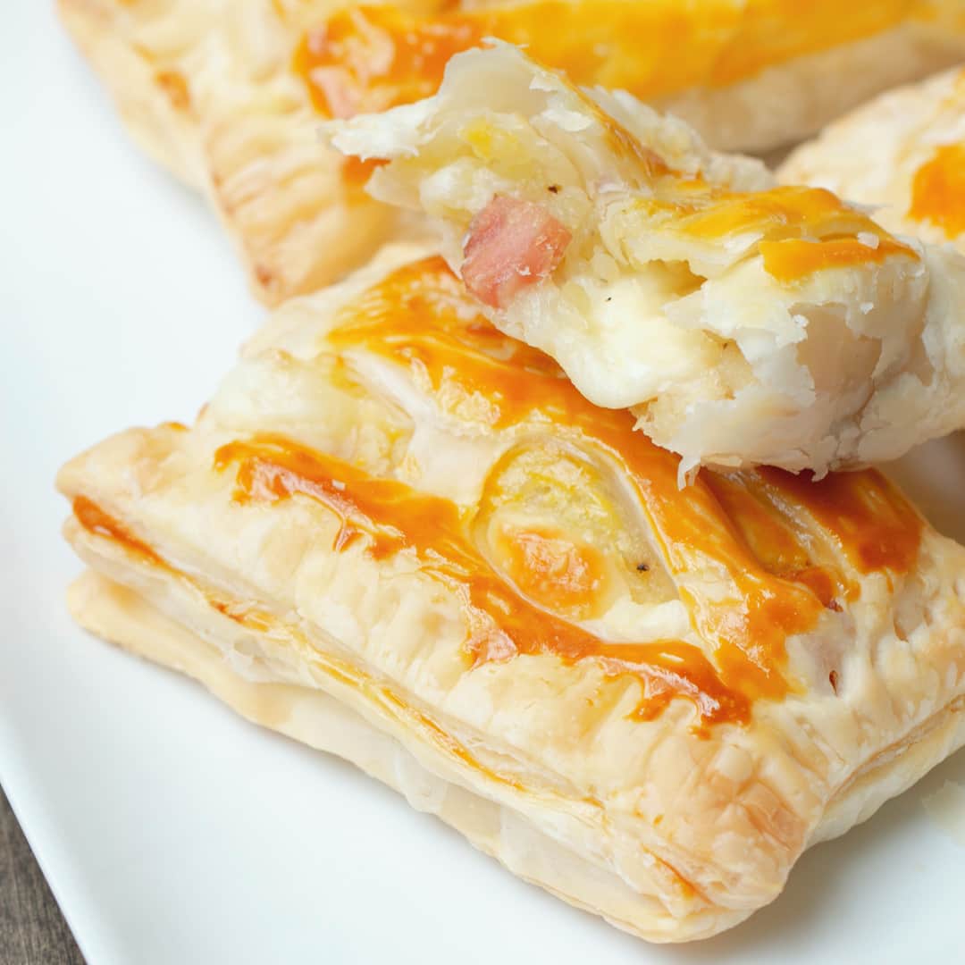 Tasty Japanさんのインスタグラム写真 - (Tasty JapanInstagram)「チーズのび〜る！スティックポテトパイ〜冷凍パイシートで簡単♪〜 / Cheese and Potato Pocket Pie⁣ ㅤㅤㅤㅤㅤㅤㅤㅤㅤㅤㅤㅤㅤ⁣ 作ったら #tastyjapan をつけて投稿してくださいね！✨⁣ ㅤㅤㅤㅤㅤㅤㅤㅤㅤㅤㅤㅤㅤ⁣ レシピはこちらをご覧ください♪⁣ ㅤㅤㅤㅤㅤㅤㅤㅤㅤㅤㅤㅤㅤ⁣ スティックポテトパイ⁣ 4本分⁣ ㅤㅤㅤㅤㅤㅤㅤㅤㅤㅤㅤㅤㅤ⁣ 材料：⁣ 18×10cmの冷凍パイシート（解凍する） 2枚⁣ じゃがいも（ひと口大） 200g⁣ ベーコン（粗みじん切り） 20g⁣ 片栗粉 小さじ1⁣ 塩 少々⁣ コショウ 少々⁣ さけるチーズ 4本⁣ 卵黄 1個分⁣ ㅤㅤㅤㅤㅤㅤㅤㅤㅤㅤㅤㅤㅤ⁣ 作り方：⁣ 1.オーブンは180℃に予熱しておく。⁣ ㅤㅤㅤㅤㅤㅤㅤㅤㅤㅤㅤㅤㅤ⁣ 2.ボウルにじゃがいもを入れてふんわりラップをかけ、600Wの電子レンジで5-6分加熱する。⁣ ㅤㅤㅤㅤㅤㅤㅤㅤㅤㅤㅤㅤㅤ⁣ 3.熱いうちにマッシャーで潰し、ベーコン、片栗粉、塩、コショウを加えて混ぜ合わせる。⁣ ㅤㅤㅤㅤㅤㅤㅤㅤㅤㅤㅤㅤㅤ⁣ 4.ラップを広げて(3)の1/4量を8cm程度の長方形にのばし、中央にチーズをのせて棒状に包む。⁣ ㅤㅤㅤㅤㅤㅤㅤㅤㅤㅤㅤㅤㅤ⁣ 5.打ち粉（分量外）を振った台にパイシートをのせ、半分に切ってめん棒で伸ばす。⁣ ㅤㅤㅤㅤㅤㅤㅤㅤㅤㅤㅤㅤㅤ⁣ 6.パイシートの右半分に縦に数カ所切り目を入れ、左側に(4)をのせる。⁣ ㅤㅤㅤㅤㅤㅤㅤㅤㅤㅤㅤㅤㅤ⁣ 7.淵に卵黄を塗って、パイシートを半分に折りたたむ。重ね合わせた部分をフォークで軽く押さえて閉じる。⁣ ㅤㅤㅤㅤㅤㅤㅤㅤㅤㅤㅤㅤㅤ⁣ 8.クッキングシートを敷いた天板に(7)を並べ、表面に刷毛で卵黄を塗る。180℃のオーブンで20-25分焼いたら、完成！⁣ ㅤㅤㅤㅤㅤㅤㅤㅤㅤㅤㅤㅤㅤ⁣ #料理 #手料理 #レシピ #料理動画 #クッキング #美味しい #tastyjapan #buzzfeed #cooking #tasty #japan #food #バズりスイーツ #バズりごはん」1月14日 17時01分 - tastyjapan