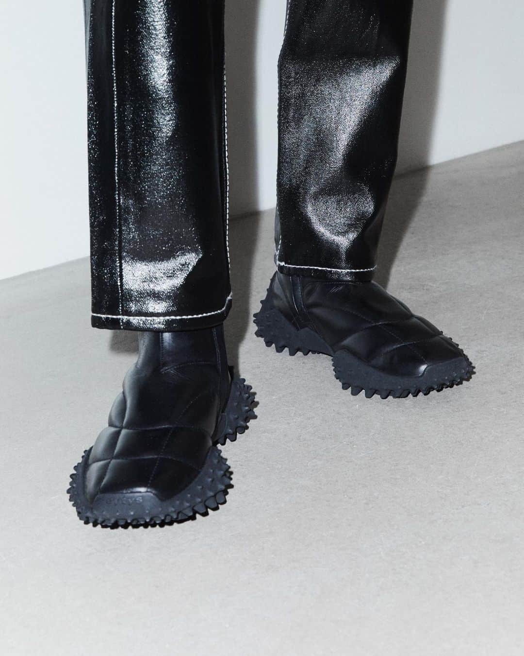 エイティーズのインスタグラム：「Sleek & sporty - The SHADOW boots」