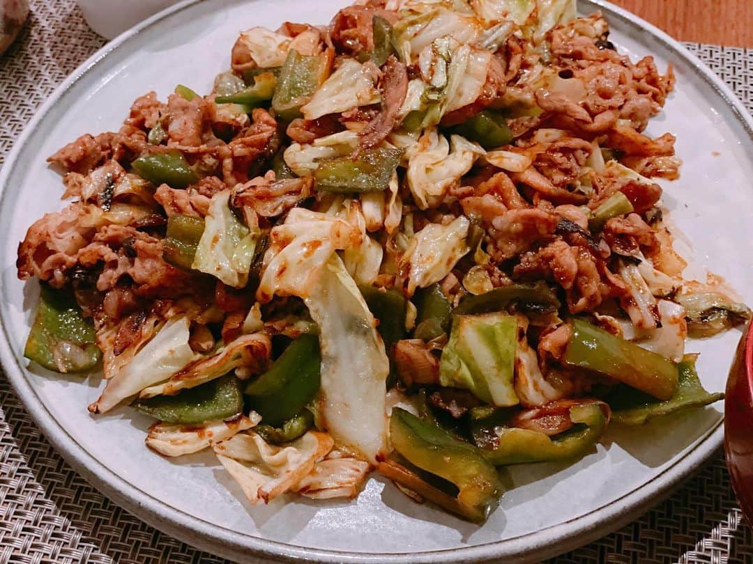 英玲奈のインスタグラム：「#いつかの晩御飯 #回鍋肉 娘次第で、次いつキッチンに立てるか分からない毎日。 夫はテレワークで家にいることがほとんどなんだけど、なかなか思うようにご飯が作れない。  以前は作り置きとかしないタイプでしたが、今は一度に沢山作って、 余ったら次の日食べたりも。 量が多いw  #ていねいな暮らし #季節を感じる暮らし#からだにいいこと#料理 #からだにやさしいごはん #おうちごはん#夫の健康守りたい#10年後の健康の為に#無添加#無化調#オーガニック#低gi #美腸活#趣味生活#料理家#erenakitchen」