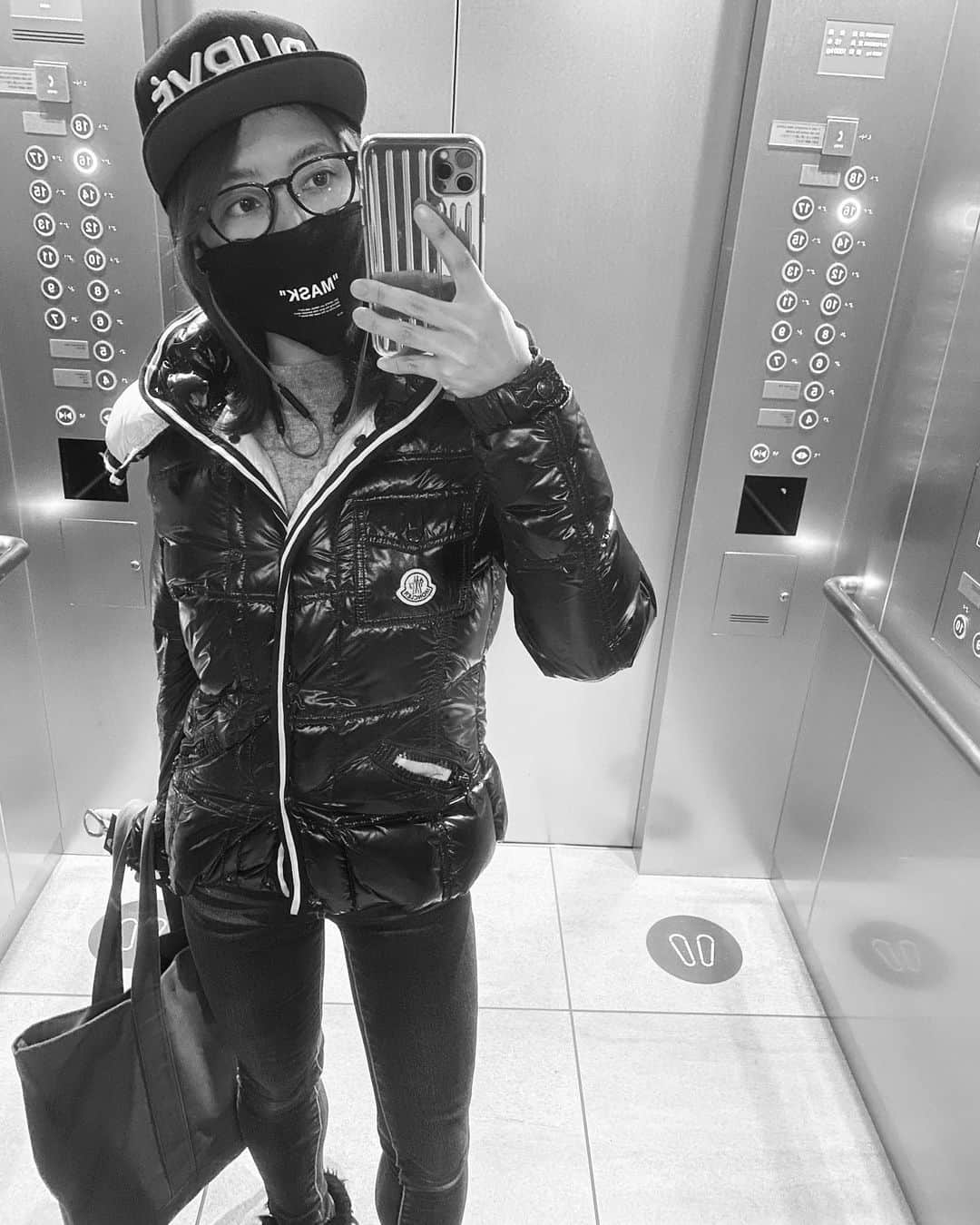のインスタグラム：「. #すっぴんメガネ . #selfie #nomakeup  #nomakeupselfie  #selfie #glasses  #purve #purvedonutstop  #hawaii  #rimowa  #offwhite  #moncler」