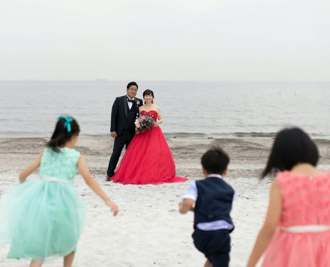 ラヴィ•ファクトリーさんのインスタグラム写真 - (ラヴィ•ファクトリーInstagram)「【写真で叶える結婚式】 . お子さまたちもとびきりのおめかしをして撮影に参加◎ 自然を感じていただける空間で ご家族の思い出に残る素敵な1ページが刻まれました＊ —————— ラヴィファクトリー千葉: @chiba_laviephotography  Photographer:Kaori AREA:JAPAN,CHIBA #海浜幕張公園 —————— @laviefactoryをフォローして #laviefactory #ラヴィファクトリー のハッシュタグをつけて お写真を投稿してみてくださいね✳︎ . こちらの公式IG（@laviefactory） で取り上げさせていただきます✨ #wedding#weddingphotography #ラヴィファクトリー #laviefactory #photo #生きる写真 #ハートのある写真 #instawedding #結婚写真 #ウェディング #ウェディングフォト #撮影指示書 #ロケーションフォト #前撮り #プレ花嫁 #結婚準備 #写真好きな人と繋がりたい #フォトウェディング #卒花 #前撮り #後撮り #ウェディングニュース #プラコレ #千葉花嫁 #千葉前撮り #ファミリーフォト #家族写真」1月14日 17時08分 - laviefactory