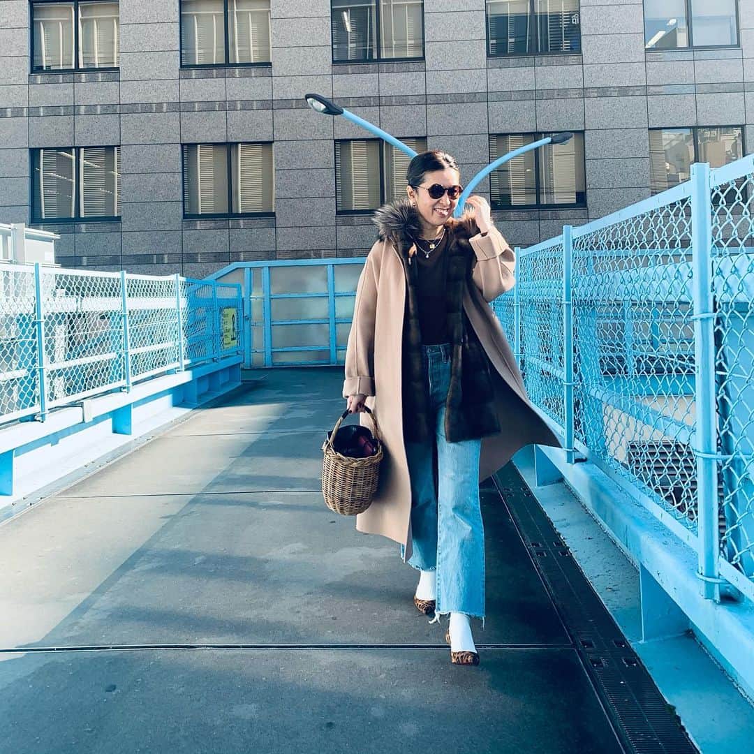 大草直子さんのインスタグラム写真 - (大草直子Instagram)「暖かな１日。フーディジレとノーカラーのコートを組み合わせてみました。手元には、ケシパールのブレスレット。デニムにもドレスにも見合うデザイン♡ @bonmagique_jewellery  @seasonstylelab とのトリプルコラボです。風の時代を進むお守り（アミュレット）。完成して本当に嬉しい！ @bonmagique_jewellery  @seasonstylelab  #yvessalomon  #cyclas  #milaowen  #seasonstylelab  #uniqlo  #christianlouboutin  #靴の話 #ソックスの話 @amarc_official でしています #ブランドはスワイプ #タップしてね」1月14日 17時10分 - naokookusa
