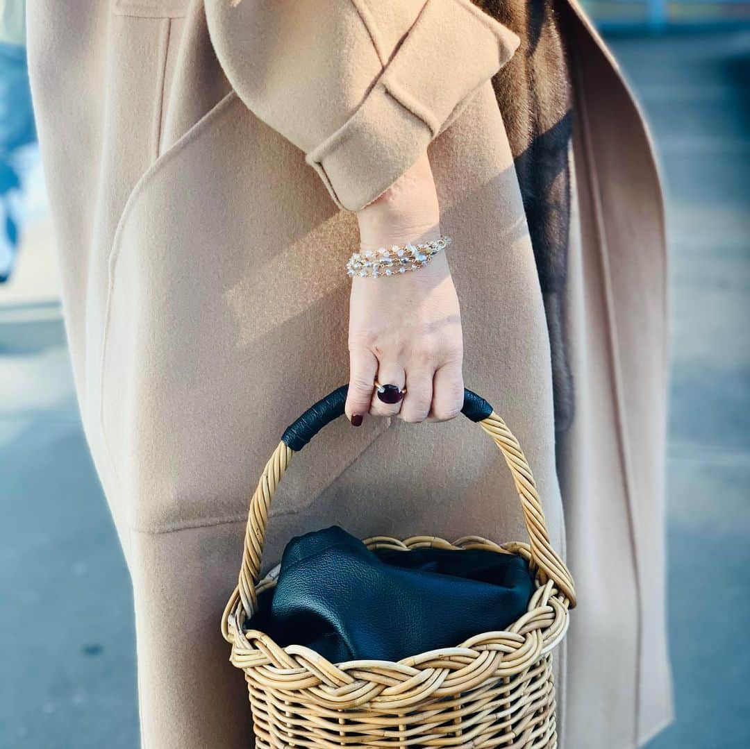 大草直子さんのインスタグラム写真 - (大草直子Instagram)「暖かな１日。フーディジレとノーカラーのコートを組み合わせてみました。手元には、ケシパールのブレスレット。デニムにもドレスにも見合うデザイン♡ @bonmagique_jewellery  @seasonstylelab とのトリプルコラボです。風の時代を進むお守り（アミュレット）。完成して本当に嬉しい！ @bonmagique_jewellery  @seasonstylelab  #yvessalomon  #cyclas  #milaowen  #seasonstylelab  #uniqlo  #christianlouboutin  #靴の話 #ソックスの話 @amarc_official でしています #ブランドはスワイプ #タップしてね」1月14日 17時10分 - naokookusa