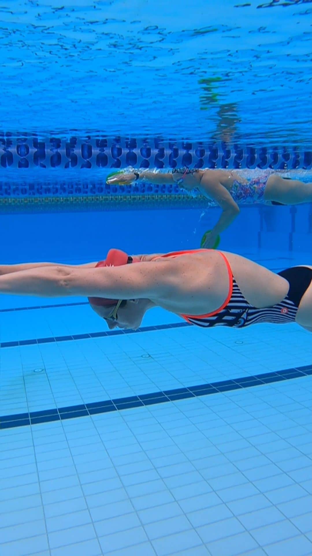 エミリー・シーボームのインスタグラム：「Over and under 🏊‍♀️.  Togs @arenawaterinstinct @arenaaustralia  #swimming #gopro #slomo #underwater #diving #athlete #goldcoast」
