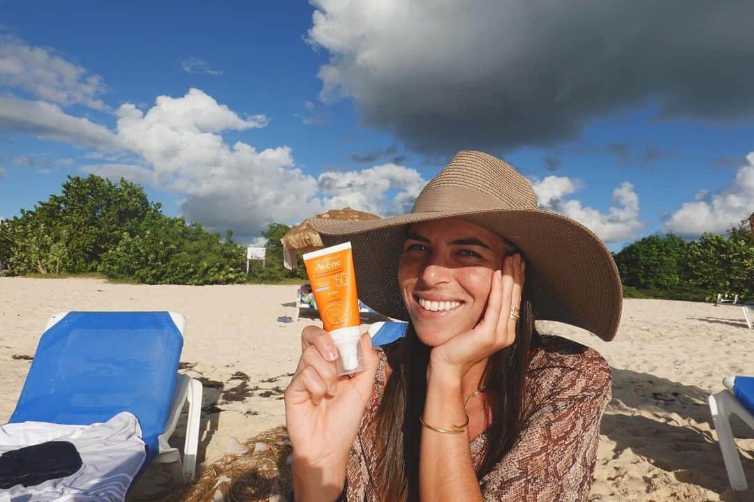 アイラ・トムリャノビッチのインスタグラム：「Spending so much time in the sun I’ve become obsessed with exploring new ways to protect and care for my skin🥰, given it can be quite sensitive.   Avène Sunscreen  Face Emulsion SPF 50+ is formulated with broad-spectrum UVB/UVA protection for sensitive skin and doesn’t leave white marks. It is dermatologically tested and rich in Avène Thermal Spring Water. @avene_au #aveneau #PersonalBestSkin   Always read the label, follow directions for use. Avoid prolonged high risk sun exposure. Frequent re-application or use in accordance with direction is required for effective sun protection. Wear protective clothing, hats and eyewear when exposed to the ☀️」