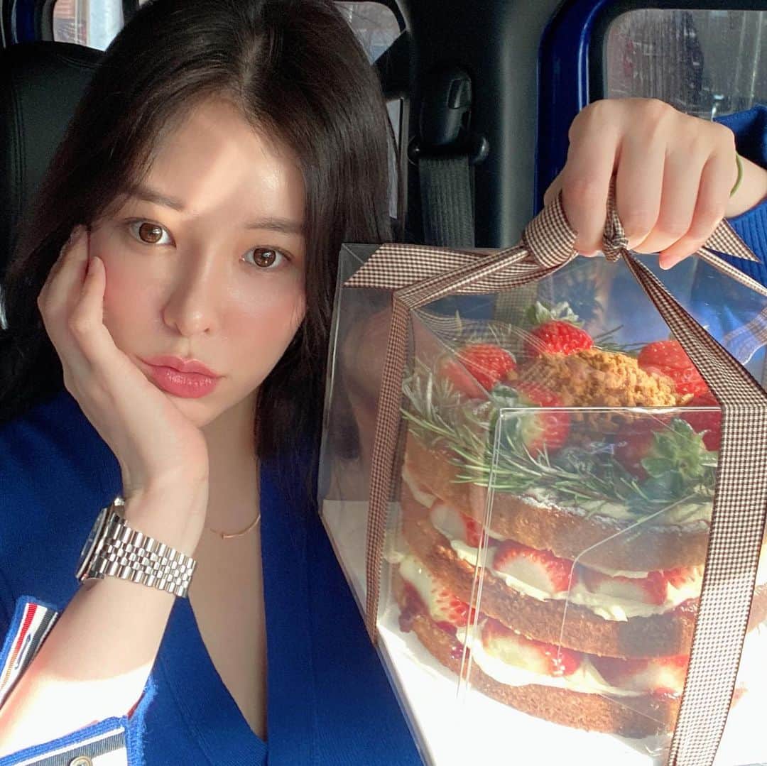 クォン・スジョンのインスタグラム：「당일 주문하고 50분 기다려서 받은 찐케익! 포장까지 완벽....😍  🎂🎂🎂🎂 (영지몬 생일 튜카해🤎)  #주문제작케이크 #수제케이크」