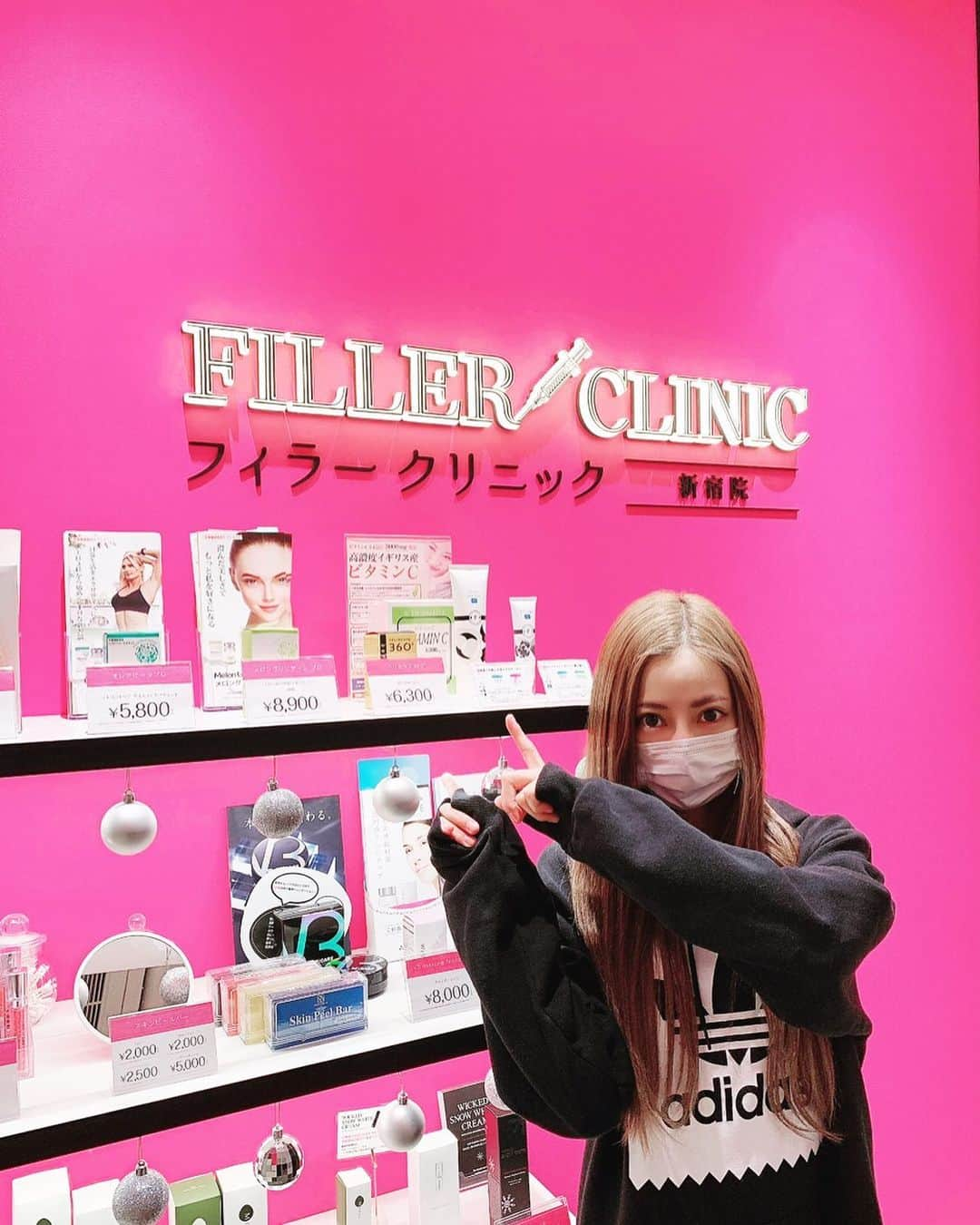 真野ゆりあさんのインスタグラム写真 - (真野ゆりあInstagram)「. フィラークリニック新宿院さん(@filler_clinic )で 水光注射をしてきました✨ . 水光注射は毛穴の引き締めや内側から潤い・ハリ・弾力・透明感のある肌にしてくれる注射で、ずっと気になってたから やっとできて嬉しい🥺💗 . 数日間は赤みが残るみたいだけど メイクで全然カバーできるし、 施術前に麻酔クリーム塗ってくれるので そこまで痛くなくあっという間でした🙌💡 . 今年はもうアラサーなので 肌ケアを頑張る年にしたい！！ . ありがとうございました🙏 . #フィラークリニック #フィラークリニック新宿院  #水光注射  #ヒアルロン酸  #ボトックス  #注入専門  #お肌ケア  #今年は肌ケアに力を入れたい  #アラサー頑張る  #ありがとうございました😊  #フォローミー  #followｍe」1月14日 17時15分 - mano_yuria