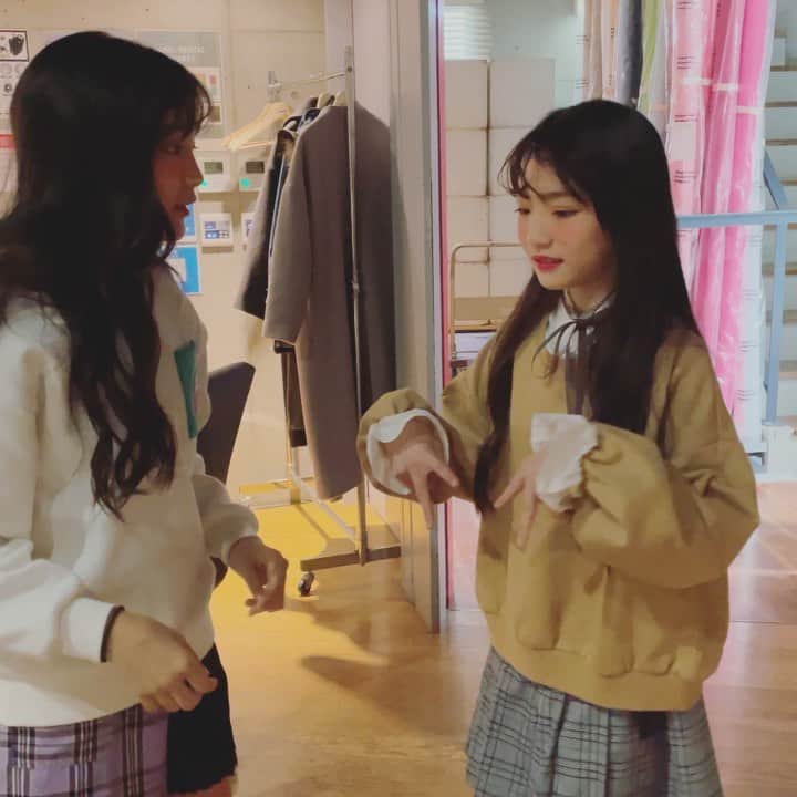 ニコ☆プチのインスタグラム：「• なかよし“さなんにゃ”🐱💗 何やら楽しそうに踊ってます😉  🌈アンナのお洋服 トップス @lindsay.girls_official  キュロット @algy_official   🌈サナのお洋服 トップス @jennilove_official  スカパン @ziddy_official   #ニコプチ #あんな #石原咲奈 #さなんにゃ」