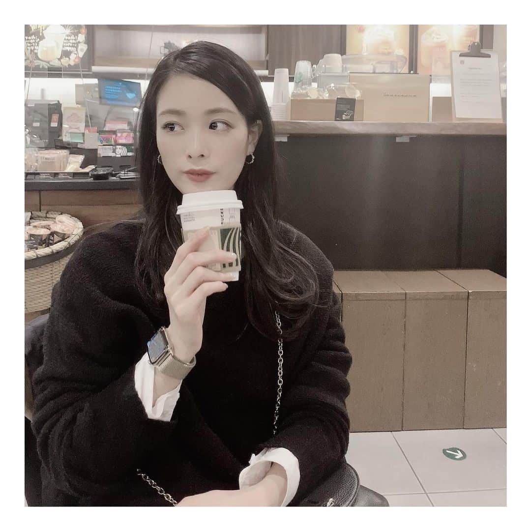 黒木晴香のインスタグラム：「ひと休憩。。。 ————————————————————————— でも飲んでいるのは #デカフェ です #緊急事態宣言  #色々な制限の中  #制約の多い生活 #がんばろう日本  #cafe #coffee」