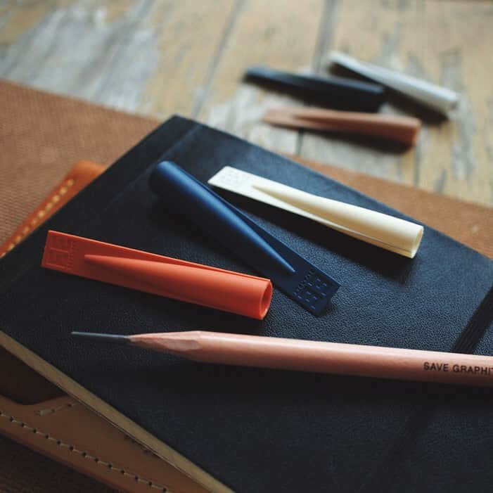 TOOLS to LIVEBY / 禮拜文房具のインスタグラム：「. GREY RAY鉛筆筆蓋  質樸的色彩、細膩的設計就算筆芯較長的繪圖鉛筆 也能放入，是保護鉛筆必備的文具小品。 .」