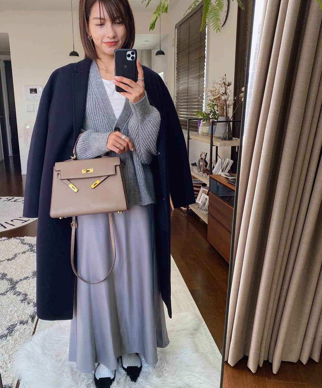 黒宮ニイナのインスタグラム：「ここ最近スカートが気分👗✨ 去年からずっとサテンスカートが気になっていたんですが、こちらはSALEで見つけて素敵すぎて一目惚れ🤍🤍 色はライトグレーなんだけど、写真だとブルーに見える！ 真冬に一枚で履くのはさすがに耐え難いので、下にヒートテックを仕込んでおります😅  サテンはデリケートなので手のささくれやコートのベリってなるところにひっかけたりすると傷ついちゃうので、自転車に乗らない日や公園じゃない日に大事に履こう🥺 これは娘と色々用事済ませた日💓 子ども達の服を整理して断捨離して買い取りに出したり、リサイクルに出したり😅 私が服を新しく買う時は手元にある1着を手離すと決めています。 服を断捨離するときもそのまま捨ててしまうより、使えそうなものは誰か必要な人のためにと買い替えやリサイクルをするようにしています😁大事に着たものへの感謝として、自分なりにできるサスティナビリティのひとつかな✨  #ママ #ママコーデ #ママファッション #2児ママ #2人育児 #兄妹ママ #男の子ママ #女の子ママ #サテンスカート #イエナ #iena #スカートコーデ #シンプルコーデ #ギャルリヴィー #galerievie #ウールコート #コートスタイル #グレーコーデ #mama #mamacoordinate #mamafashion #2kidsmom #mamastyle #mamalife #fitnessmirror」