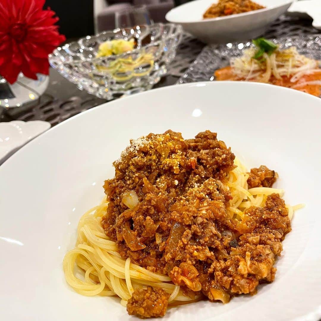 吉田美紀さんのインスタグラム写真 - (吉田美紀Instagram)「・ ・ 仕事と移動が終わりやっと一息♡･:*+. 娘のお稽古待ちに昨夜の夕飯。 ・ ボロネーゼ🍝 お家ボロネーゼは具沢山で食べられるのが嬉しいですよね！ ・ ミートソースは 一度にお鍋いっっぱいに作って冷凍が必須✔︎ ・ 食べ盛りな娘。 毎回沢山食べてくれるのが嬉しい😊 ・ ・ #pasta #bolognese #meatsauce #dinner #dinnerathome #パスタ #ボロネーゼ #ミートソース #おうちごはん #お家ご飯 #おうち時間 #mikis_kitchen」1月14日 17時25分 - miki__yoshida