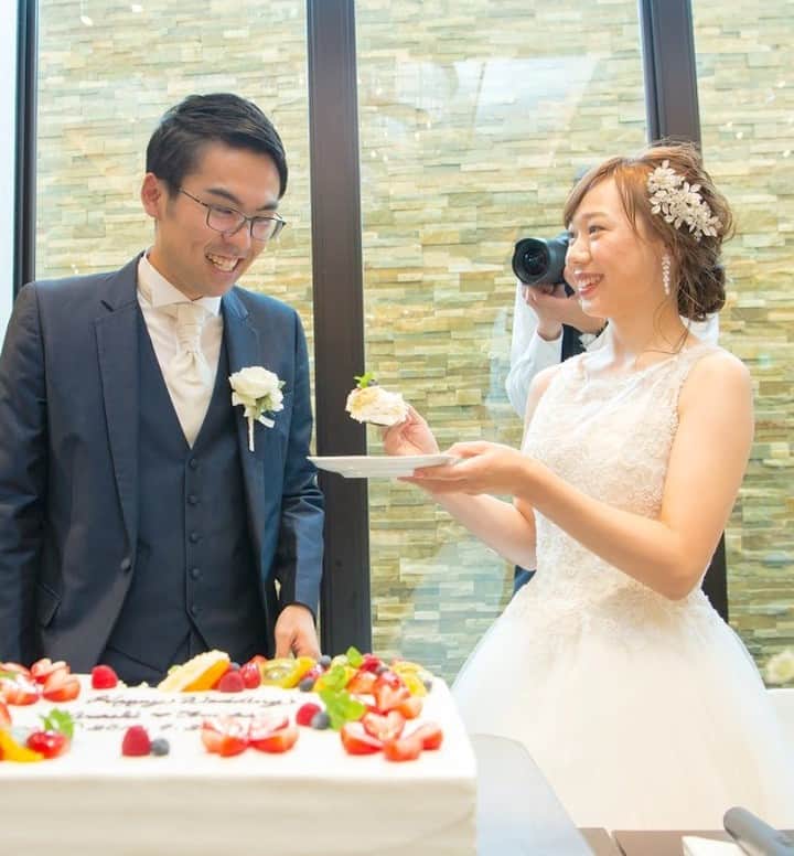 KIYOMIZU京都東山 公式さんのインスタグラム写真 - (KIYOMIZU京都東山 公式Instagram)「. ケーキ入刀後のファーストバイトは 新郎さまから花嫁さまへは『 一生食べるものには困らせない 』 花嫁さまから新郎さまへは『 一生美味しい料理を作ります 』 という意味があります♡ ゲストにとってもシャッターチャンスの瞬間です◎ . ---------------------- . @kiyomizu_kyoto_higashiyama をフォローし 【#kiyomizu京都東山】で検索してくださいね❖ . #スタイルズ花嫁   #KIYOMIZU京都東山   #KIYOMIZU花嫁   #ブライダルハウスtutu   #シェアーズヘアメイク #kiyomizu #wedding #ウェディングレポ #チャペル #ブライダルフェア #プレ花嫁 #卒花 #結婚式 #結婚式場 #結婚式準備 #京都 #京都花嫁 #関西花嫁 #京都婚 #令和花嫁  #大人花嫁 #DRESSY花嫁  #演出 #披露宴 #ケーキ入刀 #ファーストバイト #ウェディングケーキ #ケーキ #フルーツケーキ」1月14日 17時28分 - kiyomizu_kyoto_higashiyama