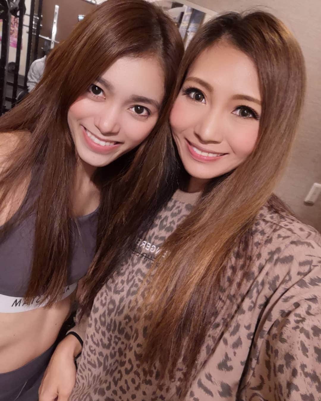 のインスタグラム：「. まゆたん、２児の母になっても毎週欠かさずトレーニングちゃんと来て偉い💪 やっぱり努力する人はすぐ変われるし、サボっちゃう人はそういう身体になるよね。  わたし髪の毛伸びたな〜❤ 塩素と海水で長年痛みまくってるので1年に1cmぐらいしか結局伸びないw 15年ぐらい伸ばし続けてる💨笑」