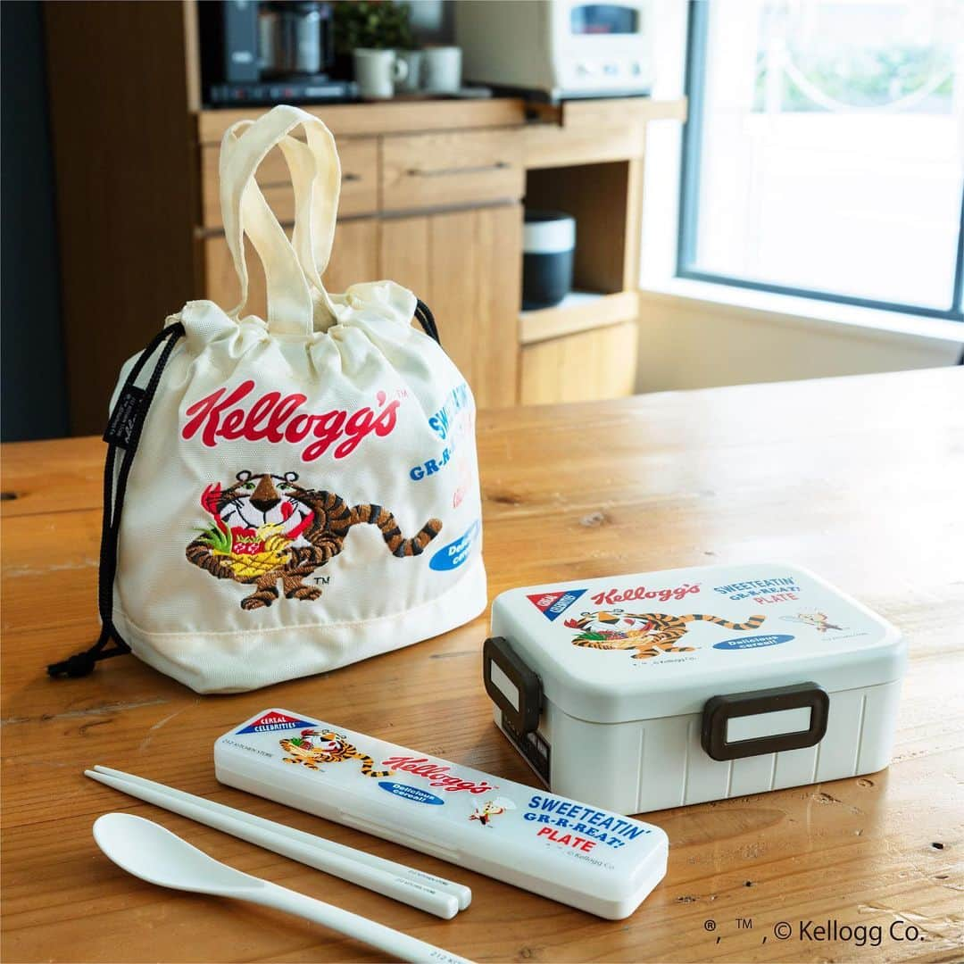 212 KITCHEN STOREさんのインスタグラム写真 - (212 KITCHEN STOREInstagram)「【Kellogg's】﻿ ケロッグシリーズのランチグッズが新入荷！﻿ ━━━━━━━━━━━━━━━━━━━━━﻿ ﻿ケロッグを代表するトニー・ザ・タイガーのほか、 今回もリスのピーターが登場！﻿ COOK（作る）SERVE（サーブ、提供）EAT（食べる）の３つのテーマを﻿オリジナルデザインで起こした、 212 KITCHEN STORE でしか手に入らない﻿ 限定アイテムとなっています。﻿ ﻿ トニー・ザ・タイガーのデザインがとってもかわいい﻿ 4点ロックランチボックスとランチバッグ、カトラリーは全部で3色。﻿ ﻿ 3色すべて異なるデザインで、どのトニーもとっても かわいいので﻿どれにしようか迷ってしまうかも！？﻿ ﻿ ぜひ店頭やオンラインショップでご覧ください！﻿ ﻿ ﻿ ●ケロッグ ４点ロックランチ 650ml ／ ￥1,650(税込)﻿ ●ケロッグ コンビセット ／ ￥935(税込)﻿ ●ケロッグ 巾着ランチポーチ ／ ￥1,980(税込)﻿ ﻿ ﻿ 212 KITCHEN STOREでは﻿ 「世界で一番素敵なレストラン。それは我が家の食卓」を﻿コンセプトに世界中から様々なキッチングッズを セレクトしています。﻿ ﻿ ﻿ オンラインショップでもキッチングッズを 多数取り揃えております！！﻿ ﻿ @212_kitchen_store﻿ ━━━━━━━━━━━━━━━━━━━━━﻿ #212kitchenstore #212キッチンストア #212k #トゥーワントゥーキッチンストア﻿ #食器　#くらしの道具　#暮らし #ダイニング　#暮らしを楽しむ　﻿ #お家ごはん　#ケロッグ　#KINTO　#朝食 #Kellogg's﻿ #ランチタイム #ランチ　#ランチグッズ　#バンブー食器　#ステンレスボトル﻿ #保冷バッグ　#キャニスター　#水廻り　#容器　#エプロン　#バッグ﻿ #お弁当　#お弁当箱　#水筒　#ボトルホルダー　#ランチバッグ」1月14日 17時39分 - 212_kitchen_store