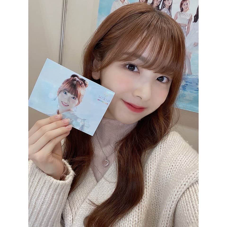 NiziUさんのインスタグラム写真 - (NiziUInstagram)「寒い日が続いてますね❄ 皆さんも暖かくして体に気をつけてくださいね☺👍 オンラインイベントの時の写真載せときます🐰🍞  요즘 너무 추운데 건강하게 잘 지내고 있나요❄?? 여러분도 따뜻하게 입고 몸 잘 챙기셔야돼요~~☺👍 사진은 온라인 이벤트때 찍은것🐰🍞  #🐰🍞 #niziu #miihi」1月14日 17時39分 - niziu_artist_official