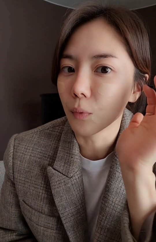 ユ・ハナのインスタグラム：「🌵#헉슬리쿠션 은 모이스트쿠션 01호/02호/03호 그리고 커버쿠션 01호/02호/03호 가 있어요.  아직도  ✔모이스트쿠션을 써야할지 !!  ✔커버쿠션을 써야할지 !!  난 대체 몇 호를 써야할지 !!  컨실러를 선물로 주는 구성을 살지!!  오일미스트가 포함된 구성을 살지!! 엄청 고민이신 분 들을 위해,  신~~중 하신 분 들을 위해,  라이브아닌 라이브같은 라이브처럼 찍었지만 쥬저뤼 쥬저뤼 설명영상☆ 그러나 요점만 쏙쏙 뽑아 보여드리는 5분 (쬐끔넘는)영상 입니닷🌵   끝까지보아주시면 새해 복 더 받으실거에요오오오오이잉💛」