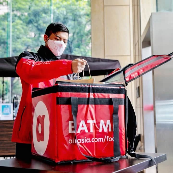 エアアジアのインスタグラム：「It’s awesome when you get discounts on your purchases but what’s more awesome is when the delivery is UNLIMITED and FREE!  We’re ready to deliver your orders with our UNLIMITED FREE DELIVERY!* So download the airasia.com - the Asean super app, for your FOOD, FRESH, & SHOP purchases! T&Cs apply. #airasiadelivers  *Promo is applicable in Klang Valley only. Launching in more cities soon. Stay tuned.」