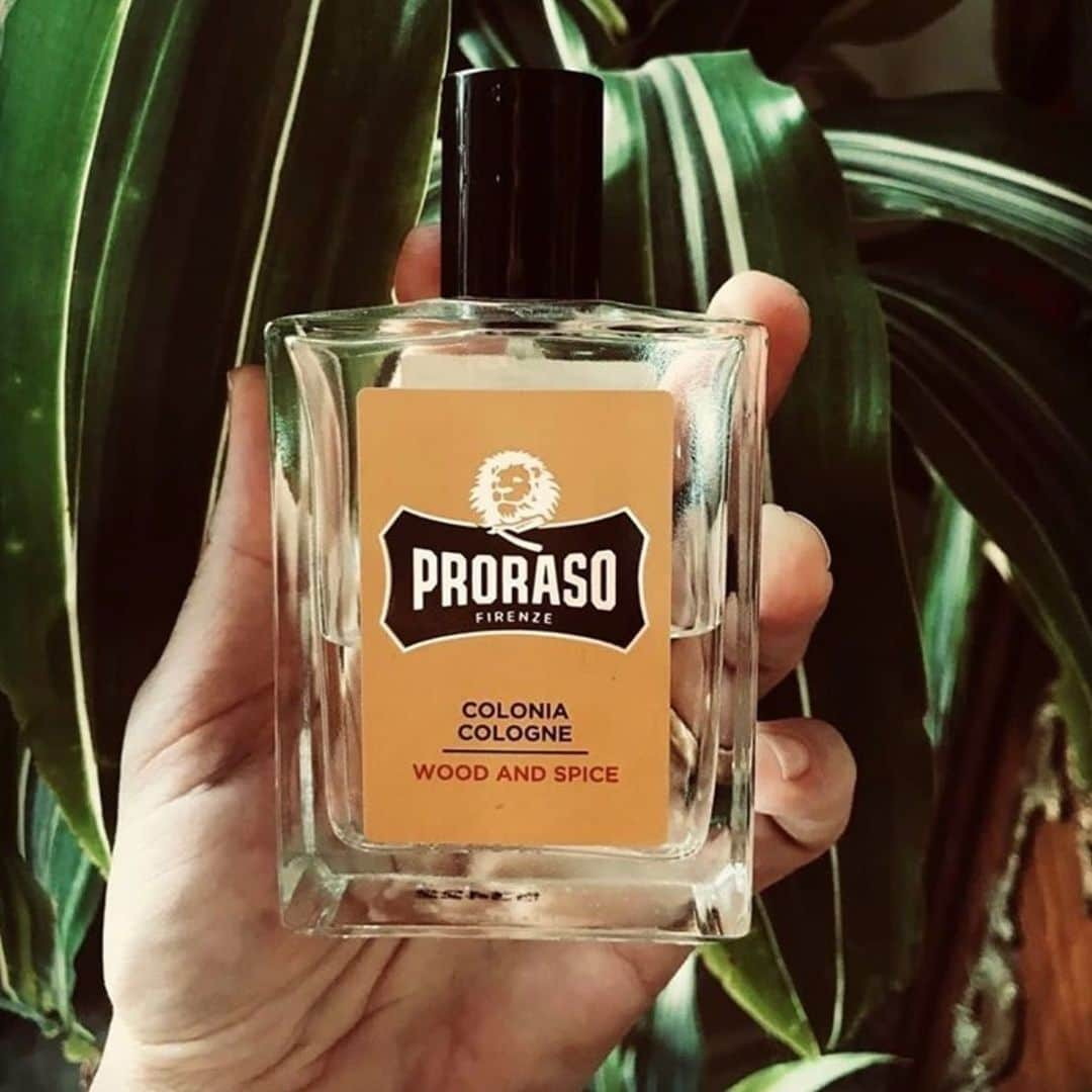 Proraso Japanさんのインスタグラム写真 - (Proraso JapanInstagram)「シェービング直後の肌をリフレッシュし、引き締めてくれるオーデコロン。  ふとした瞬間に魅力的な香りが嗅覚をくすぐる３つのフレグランスをご用意。 ウッディーでスモーキーな香りがお好みの方には、WOOD &SPICEがおすすめです。」1月14日 17時48分 - prorasojapan