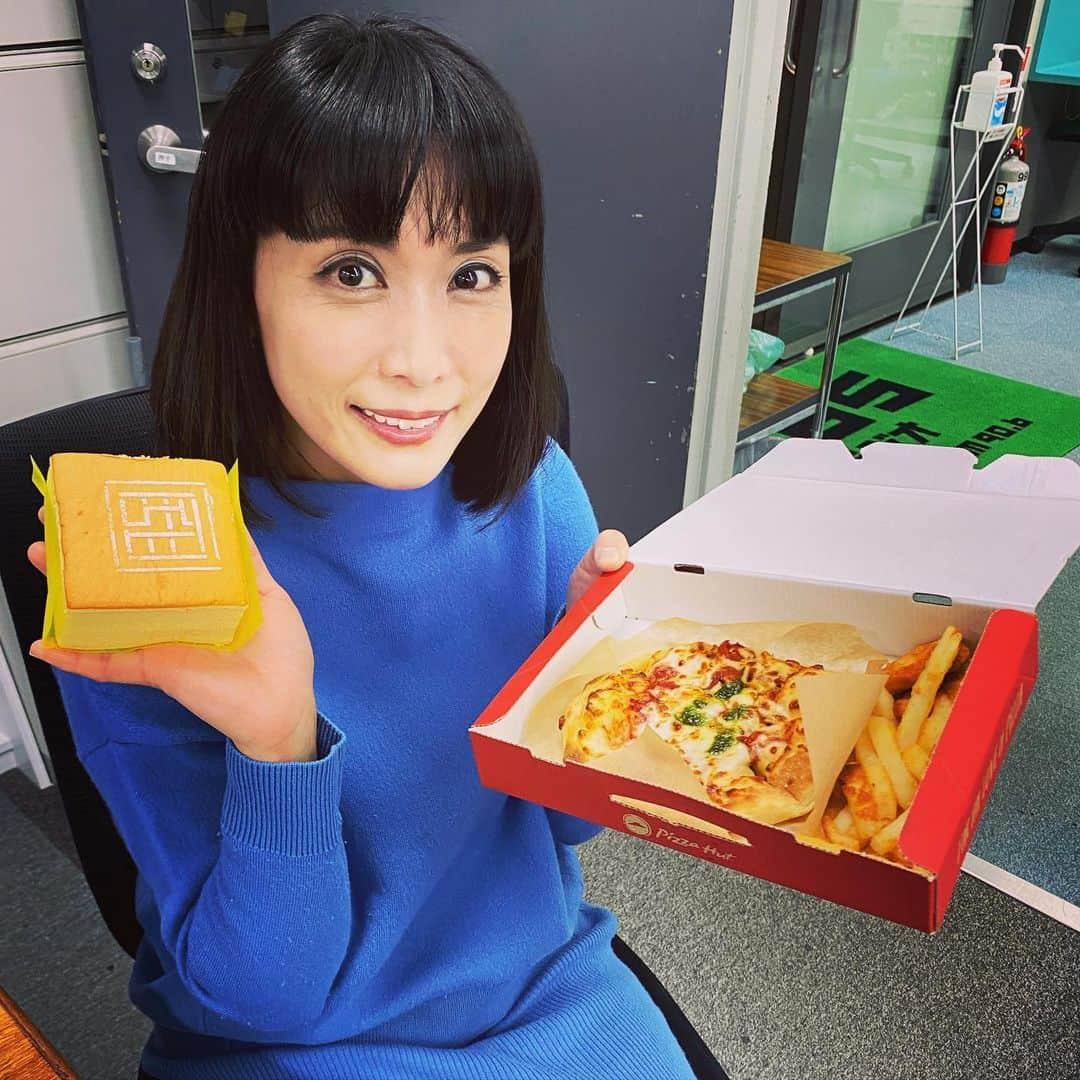 松川浩子さんのインスタグラム写真 - (松川浩子Instagram)「本日 上泉雄一のええなぁ内で ご紹介した2021くるかも？！グルメ  ピザハットのマイボックスは おひとりさまにちょうどいい！ オンライン飲み会に使えそう❣️  そして台湾カステラは とても美味しかったけど、 せっかくなら 電子レンジか、オーブンか、冷蔵庫でか の3種類の食べ方も 楽しみたい！  続々と 新作が登場しますね。  私的には お出汁ドリンクがヒット！ 自販機にも是非入れて欲しいです。  #2021グルメ #上泉雄一のええなぁ#お出汁ドリンク #ピザハット#マイボックス#台湾カステラ #バスクチーズケーキもダルゴナコーヒーもね」1月14日 17時49分 - hiroko_matsukawambs