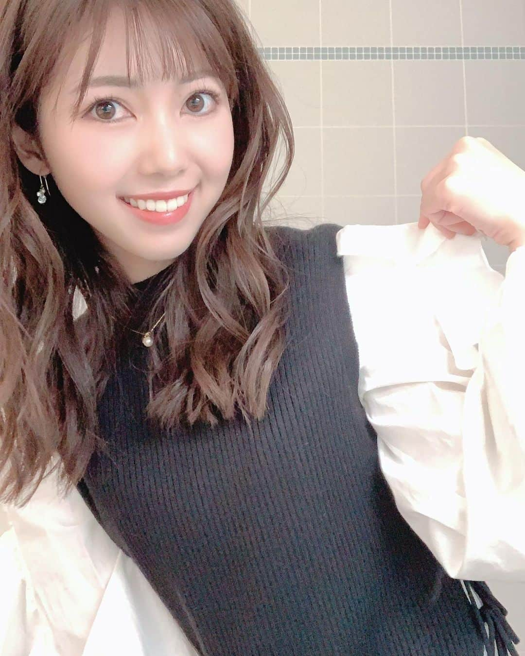 川又智菜美さんのインスタグラム写真 - (川又智菜美Instagram)「💪😆﻿ おうち時間に備えてSwitchの﻿ リングフィットアドベンチャーを﻿ 購入しました🎮﻿ なかなか買えなかったのですが﻿ やっと手に入った〜！！！﻿ ﻿ やってる方いらっしゃいますか？☺️﻿ ﻿ 楽しんで筋トレできるかなー？という﻿ 気持ちだったのですが意外ときつい😂﻿ （そりゃあきつくないと筋肉つかないか💦笑）﻿ 継続は力なりでがんばります💪﻿ ﻿ 写真はこの間の衣装です💕﻿ 袖がボリューミーで特徴的でした☺️﻿ 裾の部分もアシンメトリーで可愛いんですよ😍﻿ こういう服、最近よく見かけます👀﻿ 👗 @snidel_official  ﻿ #日テレNEWS24 #セントフォース #フリーアナウンサー #日本テレビ #日テレ #川又智菜美 #アナウンサー衣装 #snidel #骨格ウェーブ #ドッキングニット #ボリュームスリーブ﻿ #モノクロコーデ」1月14日 17時49分 - chinami_k0204