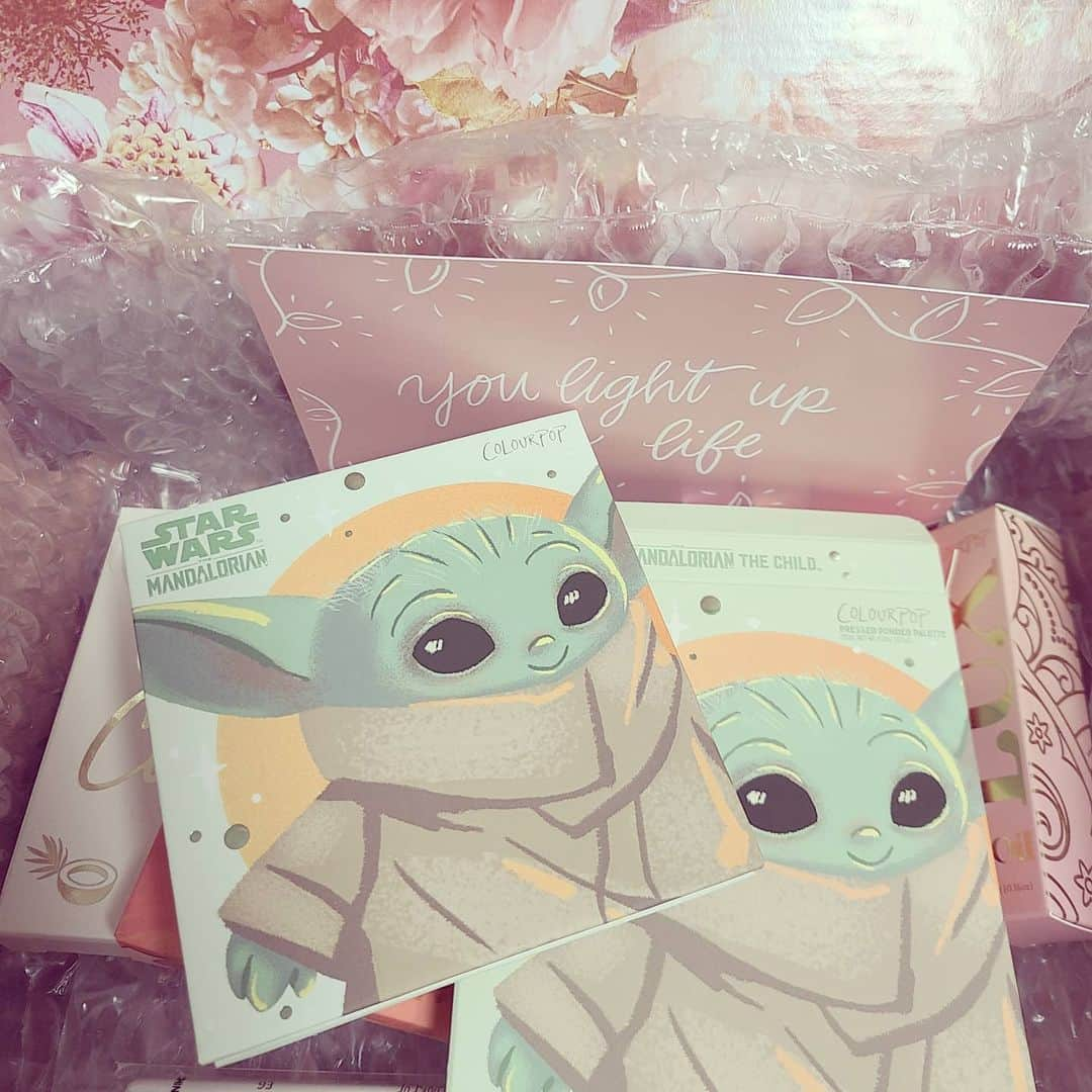 藤純さんのインスタグラム写真 - (藤純Instagram)「💚The cutest eyeshadow palette in the galaxy 💫🌏️ かわいい！かわいい！ アイシャドウパレットが届いたよ！ うふふ  #colourpop #themandalorian #thechild #grogu #starwars」1月14日 17時49分 - fujijunrox