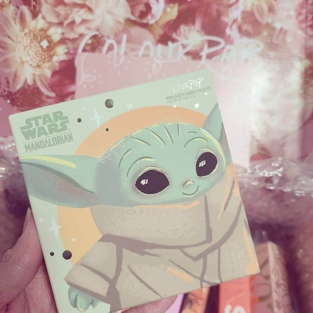 藤純のインスタグラム：「💚The cutest eyeshadow palette in the galaxy 💫🌏️ かわいい！かわいい！ アイシャドウパレットが届いたよ！ うふふ  #colourpop #themandalorian #thechild #grogu #starwars」