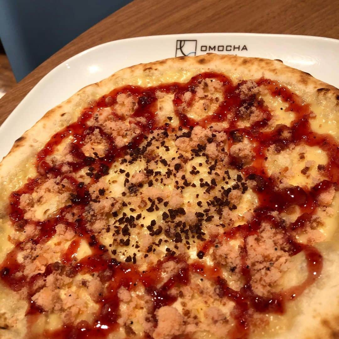 OMOCHA豊橋店のインスタグラム：「季節限定　pizza 🍓  いちごケーキとベリーソースの デザートピザになります😊🍓  食後にソフトクリームをトッピングして頂いても美味しいですよ〜❣️  #omochashizuoka #季節限定 #ピザ #デザートピザ」