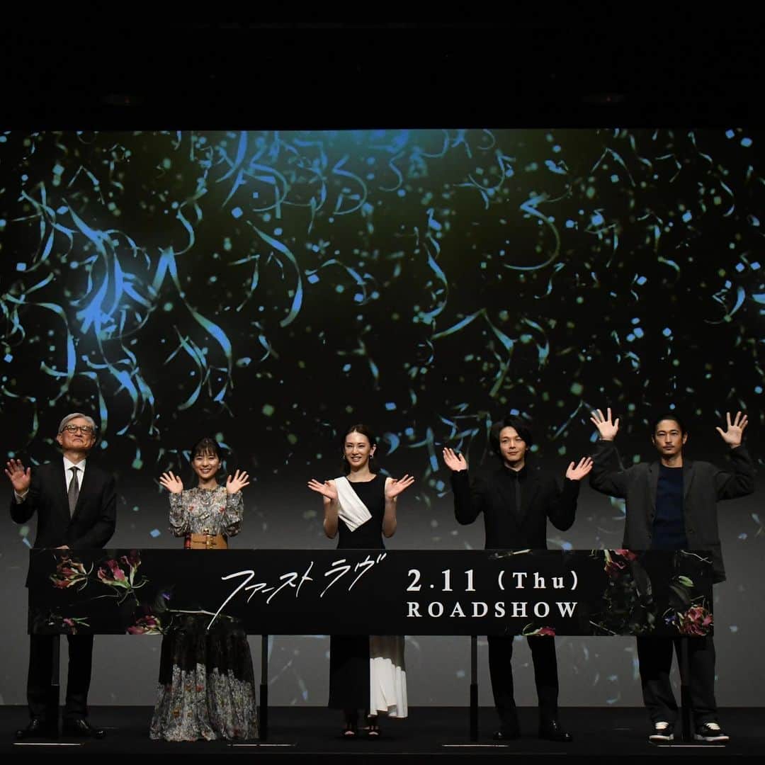 窪塚洋介のインスタグラム：「@firstlove2021  『ファースト ラヴ』 完成披露報告会が12日にありました。 これは本当に素晴らしい作品だと思います。  原作／台本を読んだ時、こんなにも涙して、 こんなにも希望を持てる作品になるとは思ってもみなかった。  原作の"島本理生"さんは言わずもがなですが、 それを映画化して俺にこの作品の本当の意味をわからせてくれた監督"堤 幸彦"さんの思いと年輪、 主演の"北川景子"さんの生の咆哮、 それと対峙した"芳根京子"さんの運命の狂、 弟役の"中村倫也"くんの静と動、 すべての歯車が噛み合うと、 こんなにも感動できる作品が生まれるんだと驚きました。本気の本音です。 文字通りたくさん泣けて、ちょっとネタバレ感ありますが、"一歩だけでも前に進める"作品になったと思っています。  ここで俺の言葉だけで語るには心許ないので、 是非、劇場でこの映画『ファースト ラヴ』をご覧ください。 (2月11日(木)から)  そして、 観た方には必ずこの問いに答えてほしい、 「あなたのファースト ラヴは何だった？ 　いま思い出してみて。」  #ファーストラヴ」