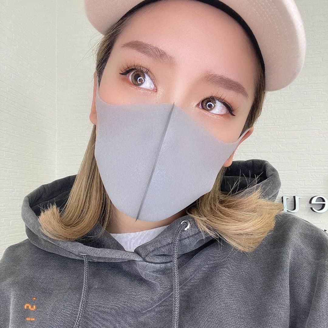 acaneのインスタグラム：「・ @une_fleur_eyelash  中目黒店に行ってきたよ〜〜☺️  はるかちゃんにお世話になりました❤︎ @une_fleur_haruka   インスタライブでも聞かれたけど 今回はフラットラッシュのブラック0.15mm 長さが10mm-12mm 目尻長めにしてもろてます！！  初めてボリュームラッシュやなくて フラットラッシュにしたけどいい感じ👵🏻💜  #マツエク #マツエクデザイン #まつげエクステ」