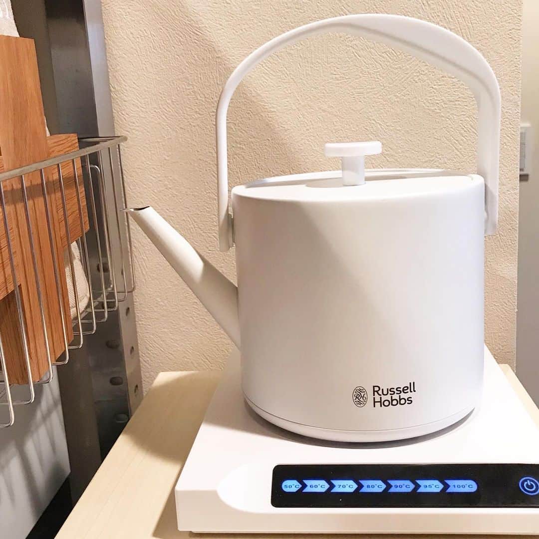 のインスタグラム：「まだまだ #stayhome が続きそうなので思い切って買ってしまいました…ラッセルホブズの電気ケトル。温度調整付き。 白湯は50℃、玉露は60℃、中国茶の白茶は70℃、煎茶と抹茶は80℃、深蒸し煎茶は90℃、コーヒーは95℃、紅茶は100℃。緑茶をよく飲むので前から欲しかったんです…。今まで熱湯をなんとなく冷ましてから適当にいれてたので。試しに80℃で粉茶ドリップしてみたら、香りがいつもよりいいような。お茶とお湯の温度、面白いですね。 ただねー、これ新作らしいのですが操作性に課題あり。トリセツ含め、とてもわかりにくいです。4〜5回試行錯誤してようやく覚えました。電源OFFがコンセント引き抜きなのもいちいち面倒。改善の余地ありですが、ストンとまっすぐストレートなケトルの佇まいにやられました。かわいいから許す。でも人にはおすすめしづらい…笑。 #russellhobbs #kettle #shopping #teatime #ラッセルホブズ　#Tケトル　#温度調整　#お茶　#電気ケトル　#お湯の温度　#使いづらい　#かわいい」