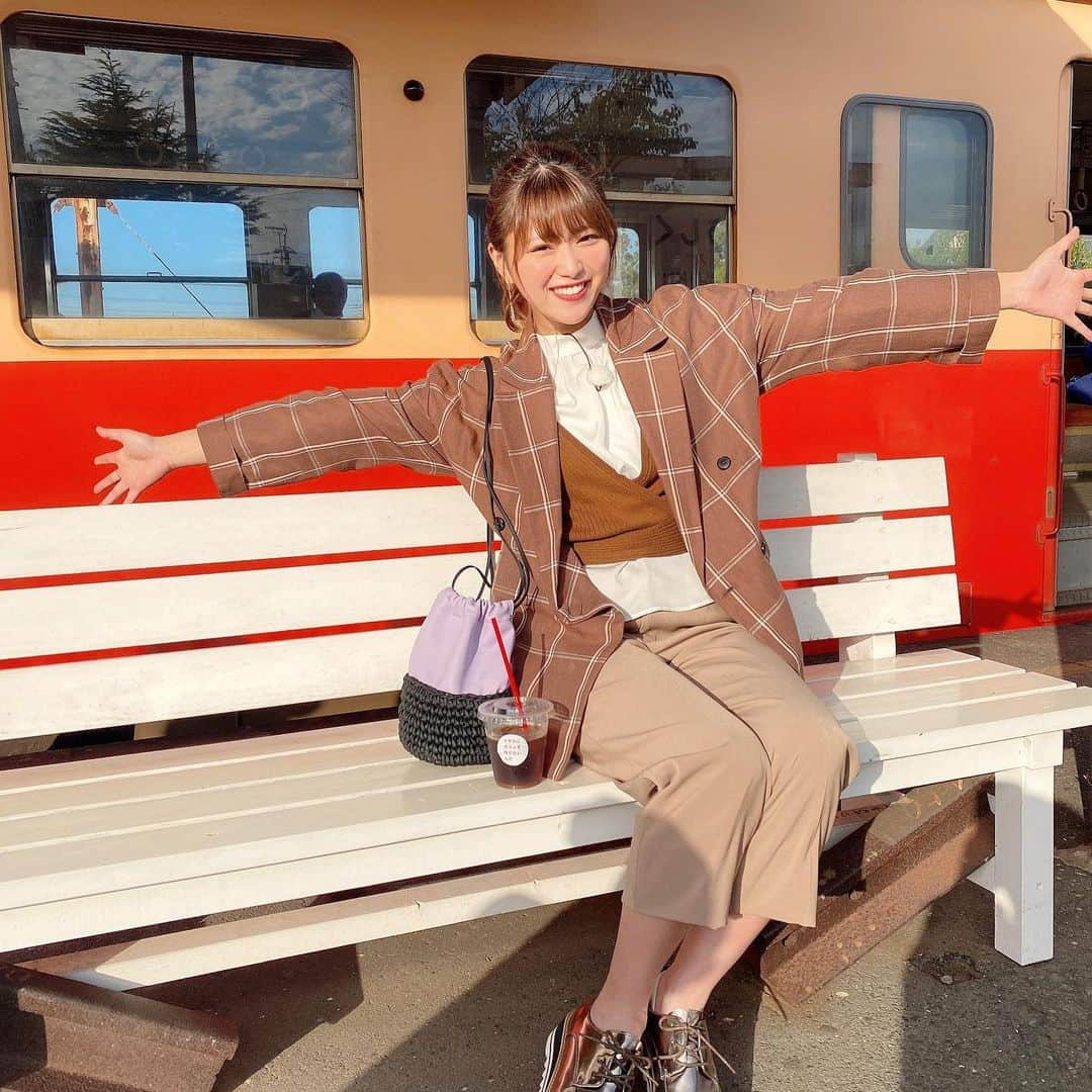 山内鈴蘭さんのインスタグラム写真 - (山内鈴蘭Instagram)「🛤 ． 市原市のYouTubeチャンネルにて 『#山内鈴蘭のロケハンin市原市』が配信されています！！ ご覧いただけましたかっ？？☺️💓 ． 千葉県市原市出身で、 小さい頃見ていた景色を大人になってから改めて見て、触れて、感じてみて、ギュッとしたくなるくらい愛おしく楽しい時間でした🥰 ． 今は他県に行く事も 難しくなってしまいましたが、 自粛が明け、好きなことが出来る様になったら、自然と歴史とアクティブが詰まった市原市に是非遊びにきて欲しいです☺️☺️☺️ ． ． ． #千葉県 #市原市 #千葉県市原市 #小湊鉄道 #鉄道写真 #鉄道のある風景  #文化財 #ドラマロケ地 #菜の花  #YouTube #山内鈴蘭」1月14日 17時47分 - xxsuzuranxx