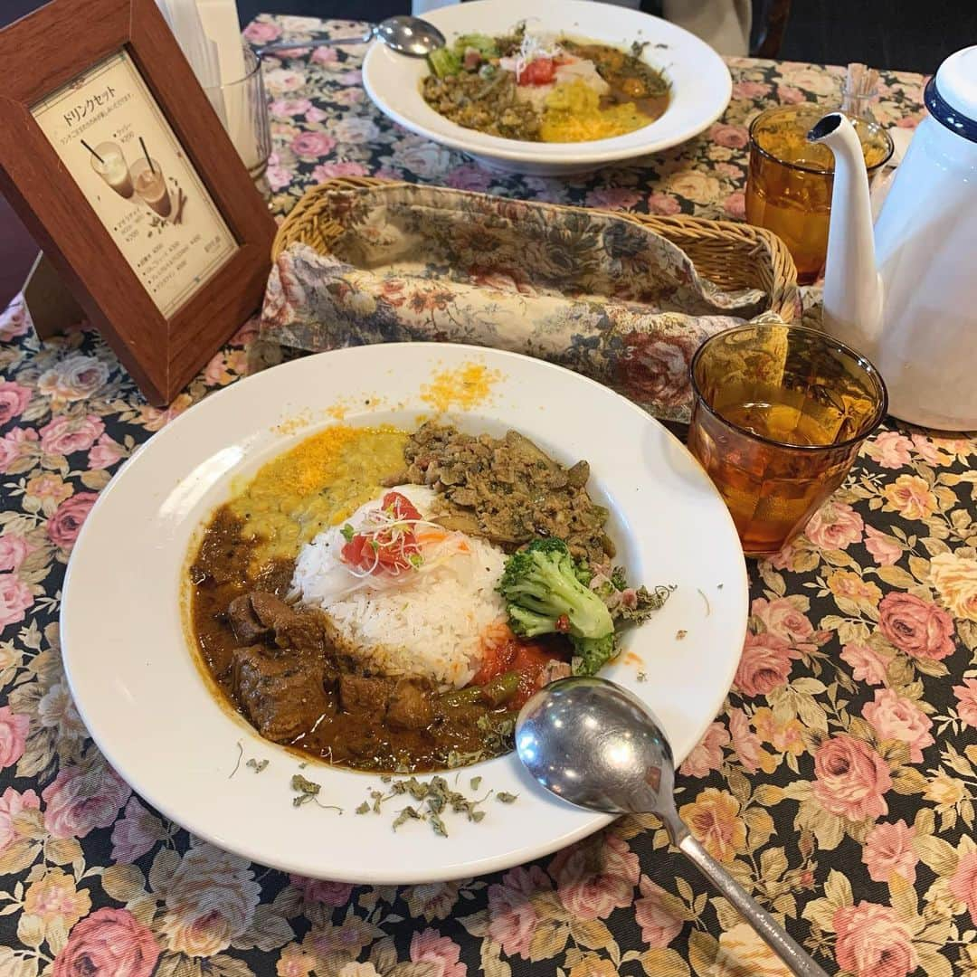 南ソフィアのインスタグラム：「. 重厚感のあるビルの中にある洋館っぽい内装のカレー屋さん🍛 アフタヌーンティーが出てきそうな空間でカレーをいただくのは、面白い体験でした。 そしてこのカレーも、とても美味しかった！ 特にビーフカレーはしっかりと辛味もあって、辛いもの好きにはたまらないお味でした また行きたいなあ🤤 . . . . . #食レポ #旧ヤム邸 #中之島 #中之島カフェ #中之島ランチ #大阪カフェ #大阪ランチ #カレー #スパイスカレー #スリランカカレー」