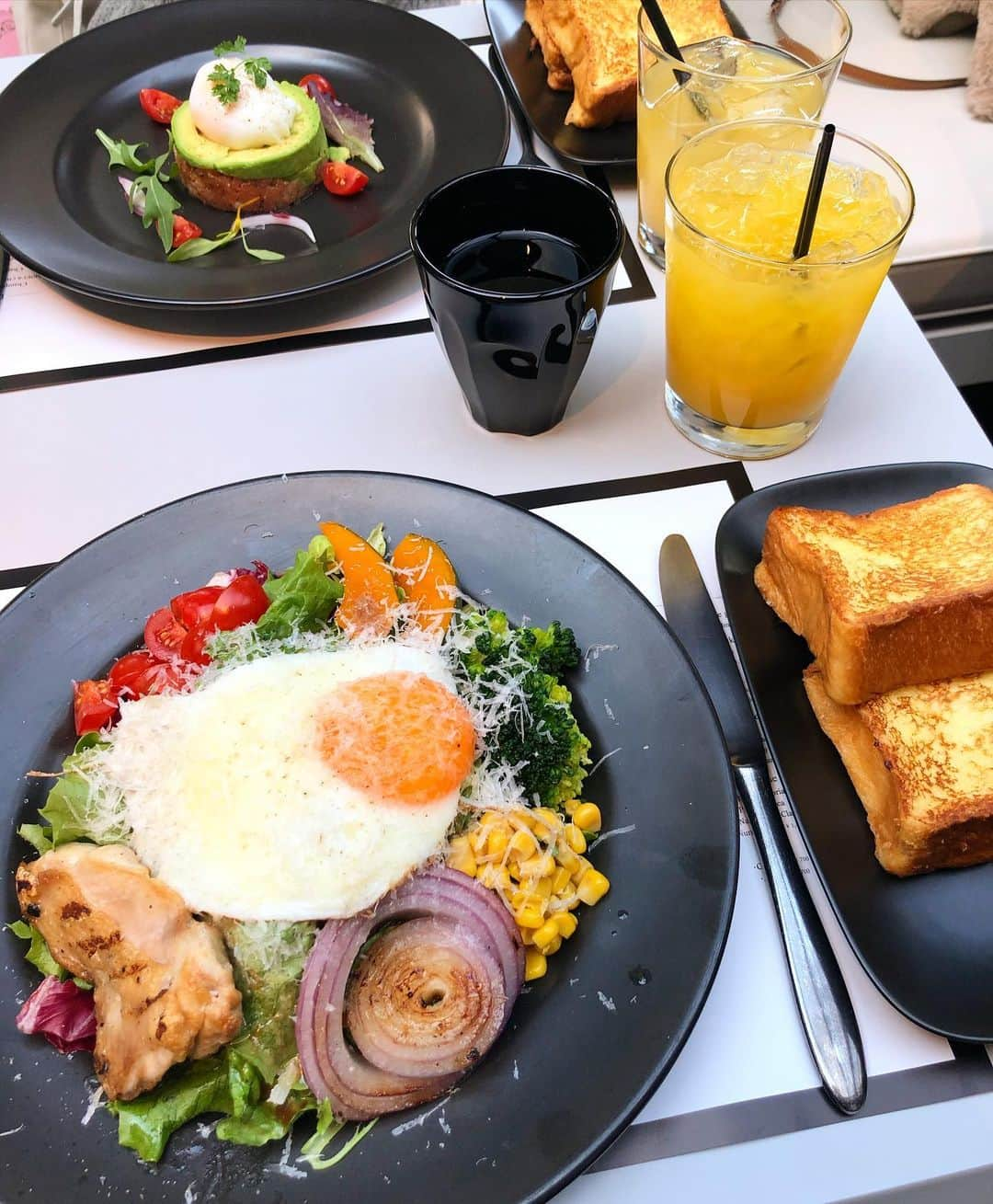 生形由佳さんのインスタグラム写真 - (生形由佳Instagram)「だいぶ前ですが、 ▷Mercer Brunch Terrace House Tokyo でランチしてきました😋🍽  ずっと気になっていたお店です☀︎  フレンチトーストがふわふわでとっても美味しかった〜🤍  緊急事態宣言が出てからなかなか外食できず悲しいですが、今はガマンですね😢  #表参道カフェ #東京カフェ #東京グルメ #東京カフェ巡り #表参道ランチ #カフェ #カフェ巡り #カフェ好きな人と繋がりたい #フレンチトースト #サラダ #いいね #マーサーブランチ #ランチ #表参道グルメ」1月14日 17時54分 - yuka.ub