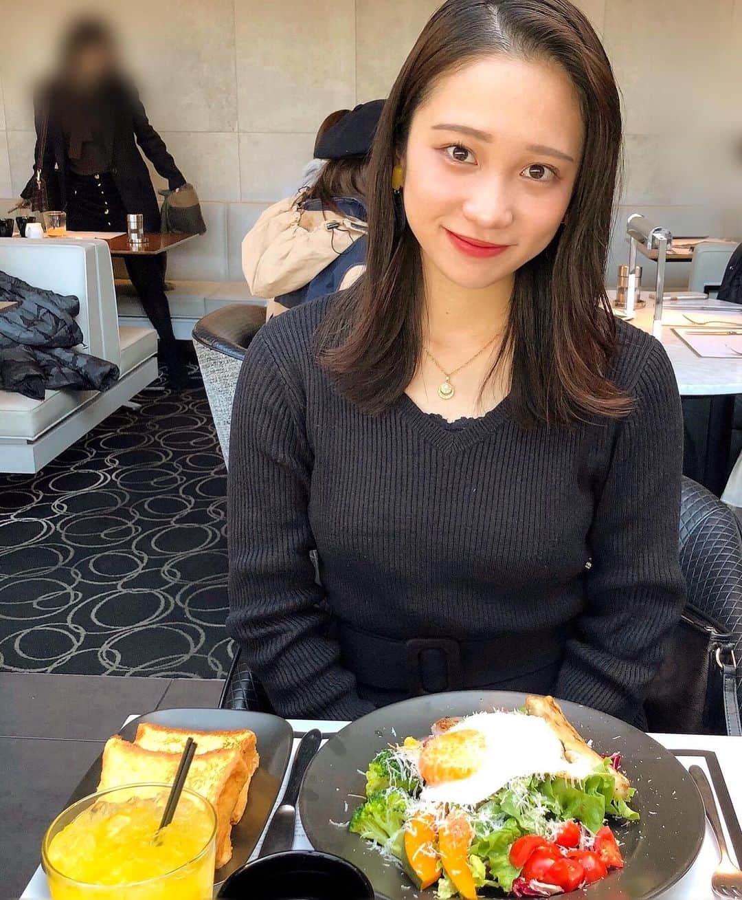 生形由佳のインスタグラム：「だいぶ前ですが、 ▷Mercer Brunch Terrace House Tokyo でランチしてきました😋🍽  ずっと気になっていたお店です☀︎  フレンチトーストがふわふわでとっても美味しかった〜🤍  緊急事態宣言が出てからなかなか外食できず悲しいですが、今はガマンですね😢  #表参道カフェ #東京カフェ #東京グルメ #東京カフェ巡り #表参道ランチ #カフェ #カフェ巡り #カフェ好きな人と繋がりたい #フレンチトースト #サラダ #いいね #マーサーブランチ #ランチ #表参道グルメ」