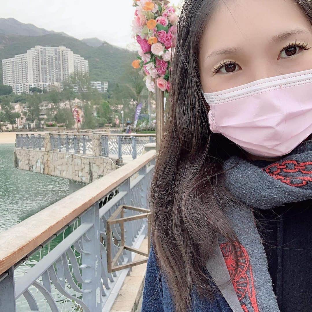 上野由美子のインスタグラム：「・﻿ 【自分をアップデートするなら、人と環境の力を借りよう♡】﻿ ﻿  ＼香港のリゾート地で生活中！／ ﻿ ﻿ 日本全国♡世界を飛び回る💕﻿ シンデレラ起業塾主宰✨﻿ 起業プロデューサーの上野由美子です 🤗﻿ ﻿ ﻿  ﻿ 自分をアップデートしたいなら、﻿ 人と環境がとーっても大事💕﻿  ﻿  ﻿ 新しいコミュニティに入ることも、﻿ 環境を変えることも﻿ 大変なのは、はじめだけです。﻿  ﻿  ﻿ 大変な分、成長できるから、﻿ 稼ぐ力も付くし、﻿ 本当にやりたいことも見えてきます✨﻿  ﻿  ﻿  ﻿  ﻿ 今のあなたの夢は、﻿ 今のあなたのレベルだから﻿ 想像できること。﻿  ﻿  ﻿ 7桁稼ぎたい！というのが﻿ 夢であり、目標だったとしたら、﻿  ﻿  ﻿ 7桁稼げるようになったあなたが、﻿ どんな夢を描くのか、﻿ 今のあなたは想像できないんです。﻿  ﻿  ﻿ その夢を叶えたとき、﻿ あなたの周りには、﻿ きっと、今はまだ出会っていない﻿ 仲間やメンターがいます😆﻿  ﻿  ﻿  ﻿  ﻿ もっと上にいけば、﻿ 今のあなたでは、﻿ 想像もできないような、﻿ 大きな夢を見ることができますよ～！！﻿  ﻿  ﻿ 常に自分をアップデートするから、﻿ 人生って楽しいし、面白いんです❤️﻿  ﻿  ﻿ ちなみに、﻿ 新しいコミュニティに入るなら、﻿ 引っ越しもおすすめです✨﻿ ﻿ ﻿ それではまた〜💕﻿ ﻿ ﻿ *・。*゜・。・o゜・。*゜・。・o*゜・。*゜・。・﻿ ﻿ 夢を叶える【シンデレラ通信】では、﻿ 新しいプロジェクトの進捗や﻿ ブログにも書けないここだけの話をお届け予定です💓﻿ ﻿ ご登録で﻿ 「幸せなお金持ちになる✨魔法の習慣資料」﻿ プレゼント中❣️🎁﻿ ﻿ プロフィールのURLをタップしてね💕﻿ @yuminoko﻿ ﻿ *・。*゜・。・o゜・。*゜・。・o*゜・。*゜・。・﻿ ﻿ #ママ起業#ママ起業塾#集客#集客支援#副業#産休#香港生活#香港移住#海外生活#海外移住#ワーママ#アメブロ集客#シンデレラ起業塾#リモートワーク#SNS起業#環境を変える﻿#アップデート」