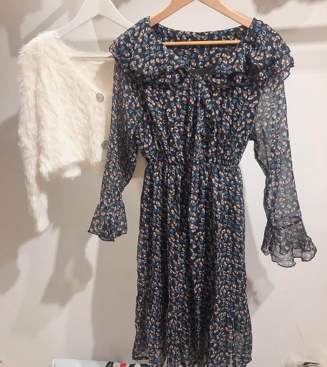 Fleur Fleurのインスタグラム：「今季嘅keyword一定係荷葉領！😋✨ 籌備CNY🌺嘅服飾 點少得春季嘅連身裙呢? 最新入荷嘅雪紡One Piece非常容易着  早春🌸系列早買早享受 我哋全部現貨發售唔使訂㗎🥰💯 歡迎蒞臨銅鑼灣門市試穿 或者可以WhatsApp直接訂購WhatsApp查詢熱線5572 9458 銅鑼灣門市地址：銅鑼灣恩平道52號2樓A室」
